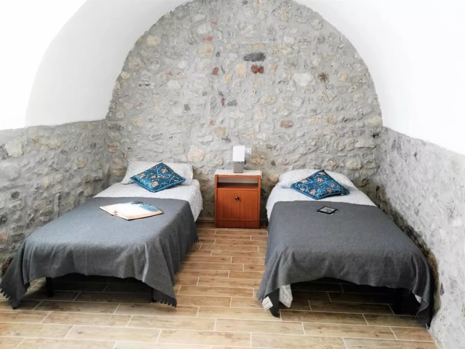 Antica Corte Ginevra-Ap.Lancillotto Gardasee-Image-tags.info