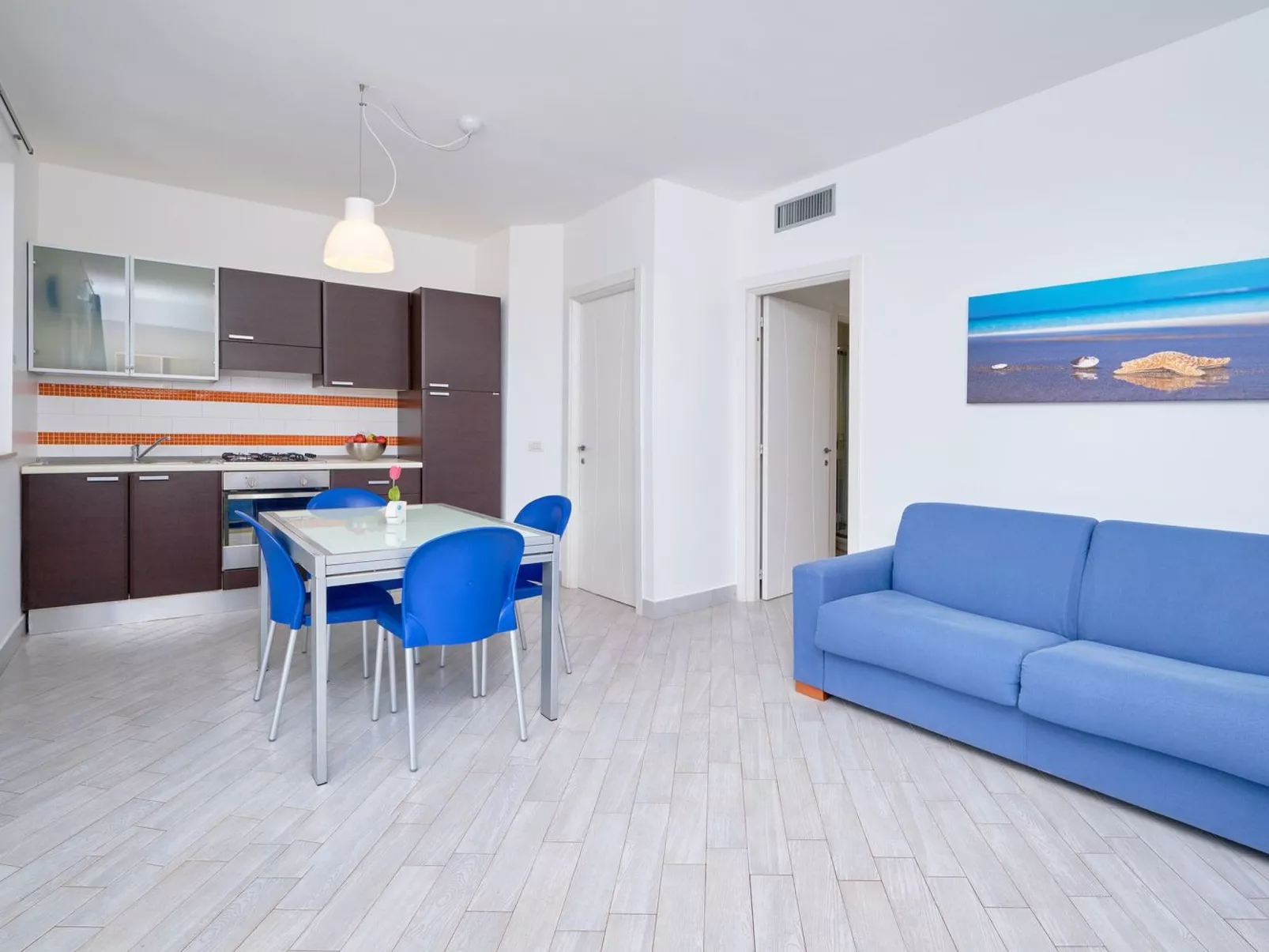 In Marina Di Ragusa mit Terrasse, Grill und Garten-Inside