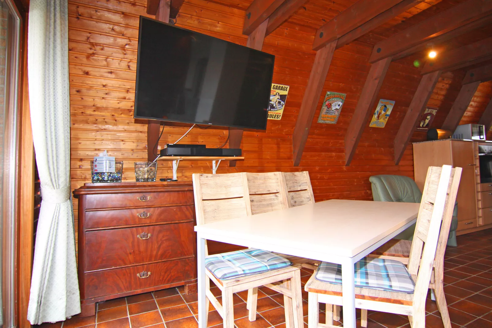 Nurdachhaus-Dining room