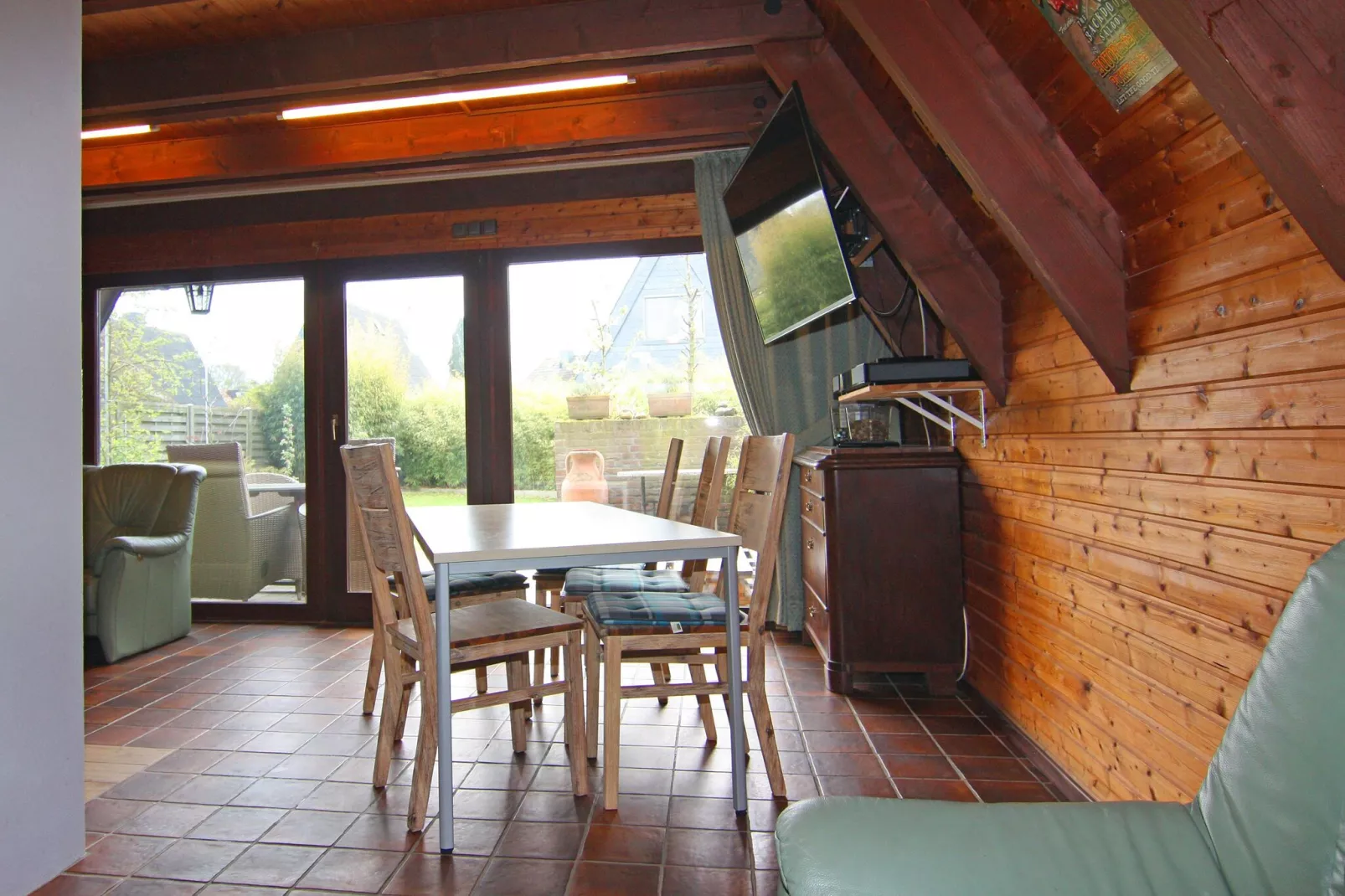 Nurdachhaus-Dining room