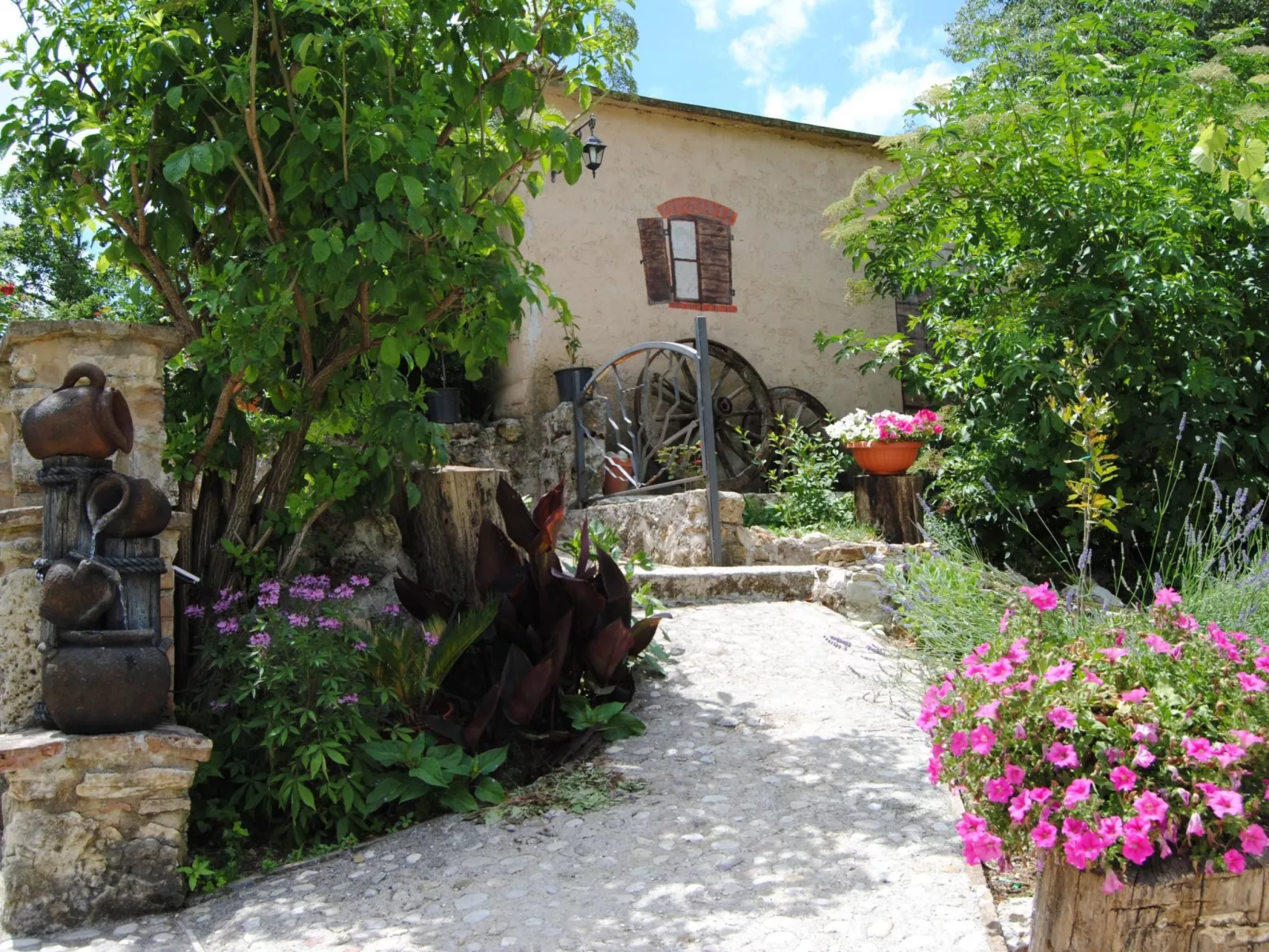 Altes Landhaus mit Schwimmbad und viel Grün-Image-tags.info