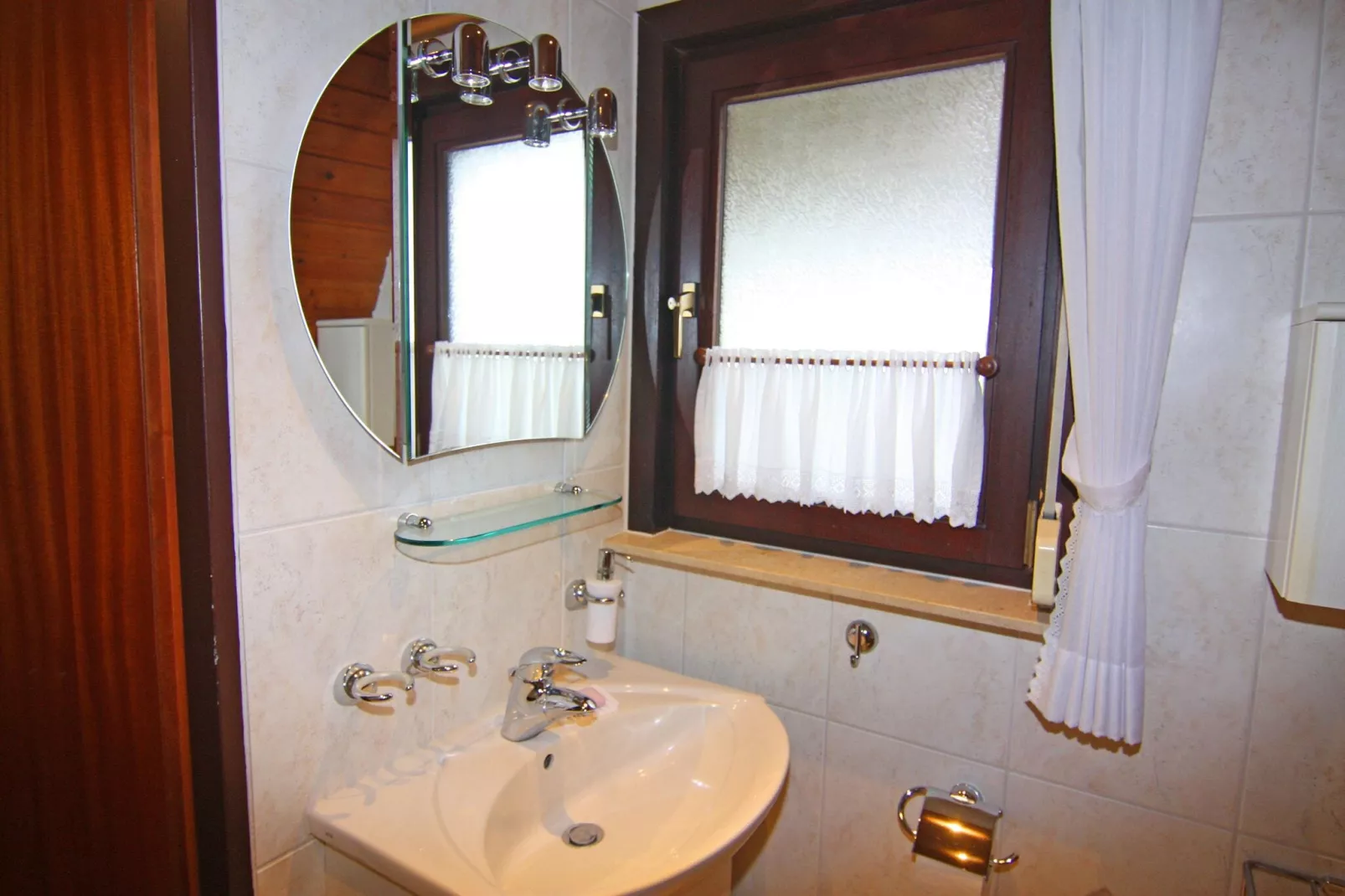 Nurdachhaus-Bathroom