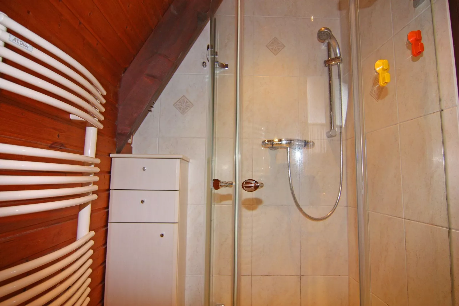 Nurdachhaus-Bathroom