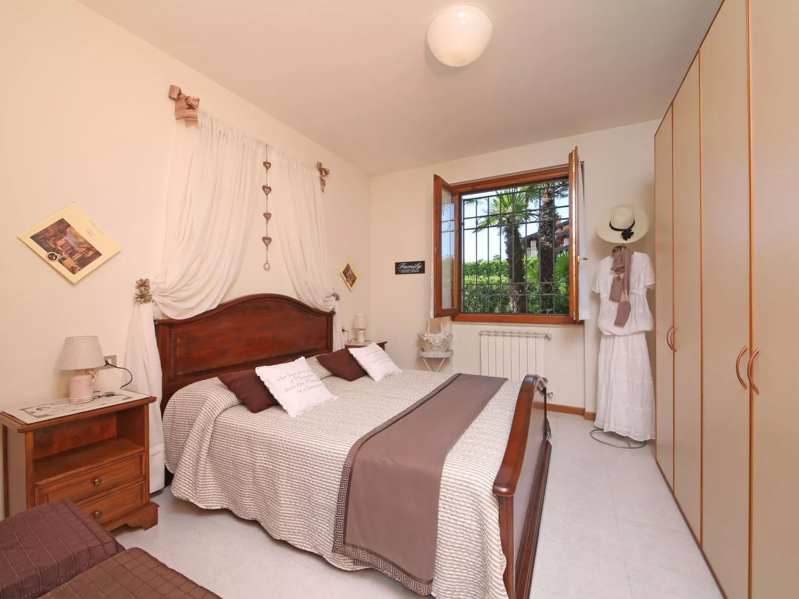 Inmitten von Blumen N.2-Dedans