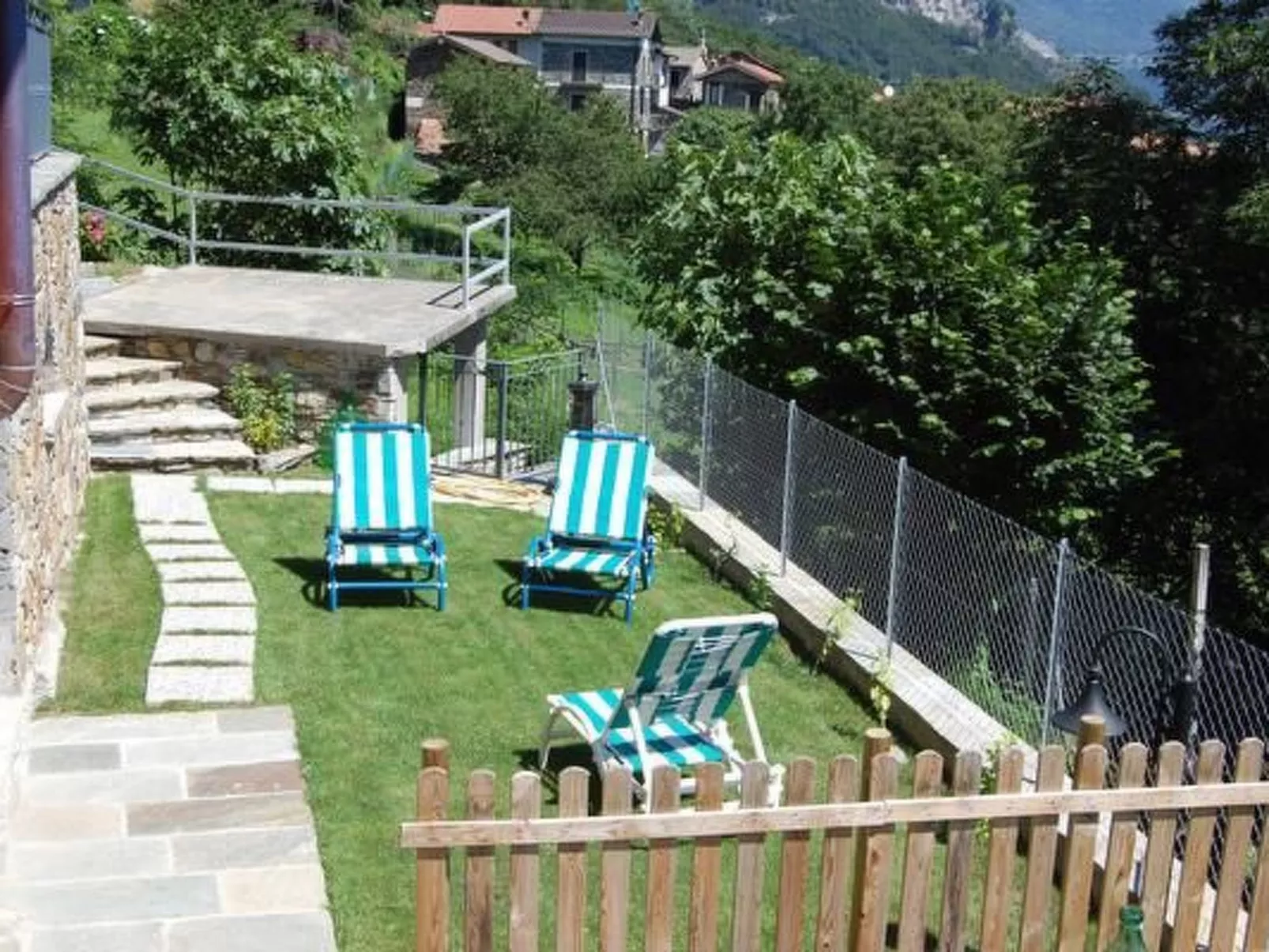 Rustikales Haus in ruhiger Lage mit  Seesicht-Draußen