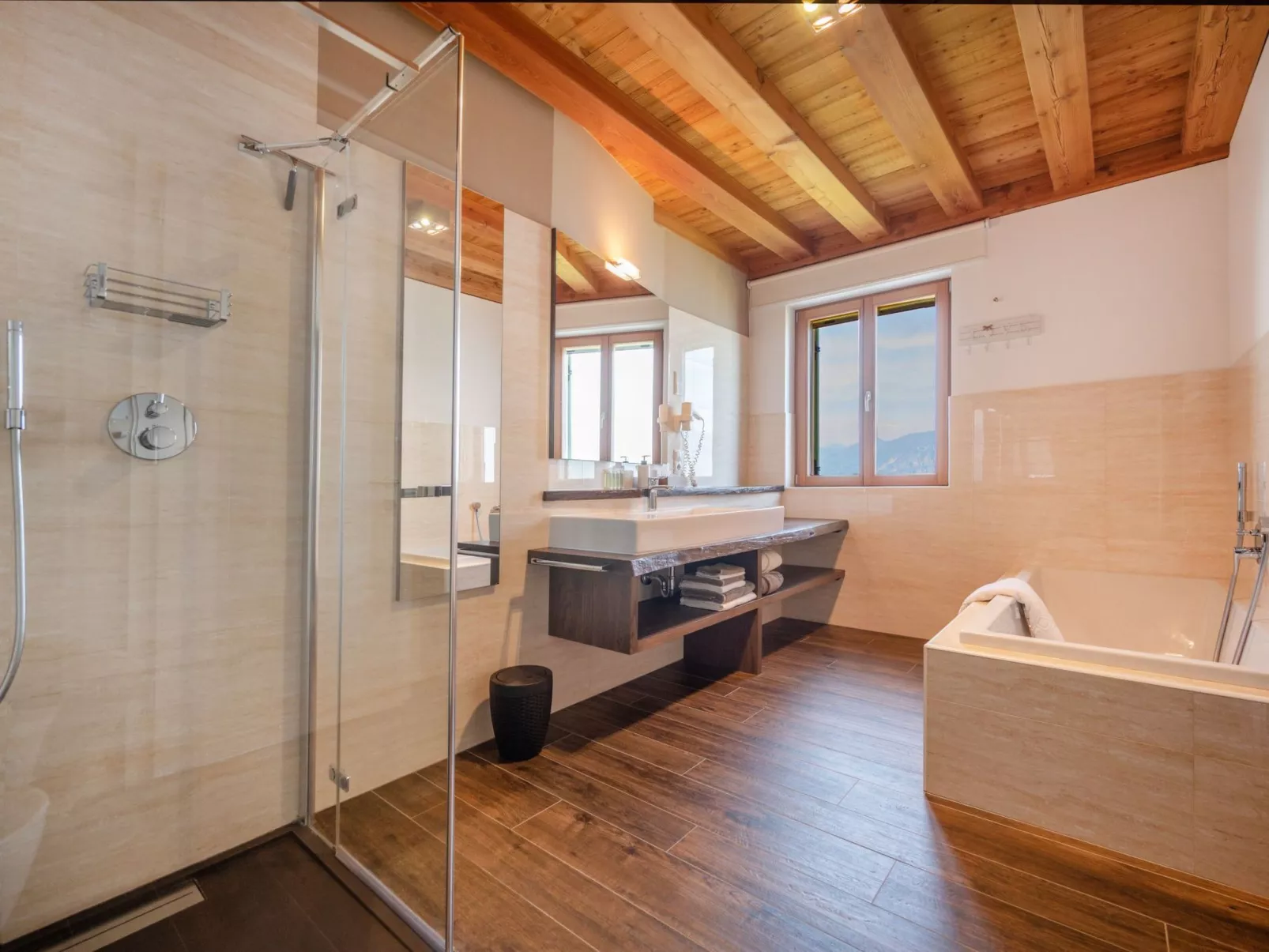 Villa mit schönem Seepanorama und Naturteich-Inside