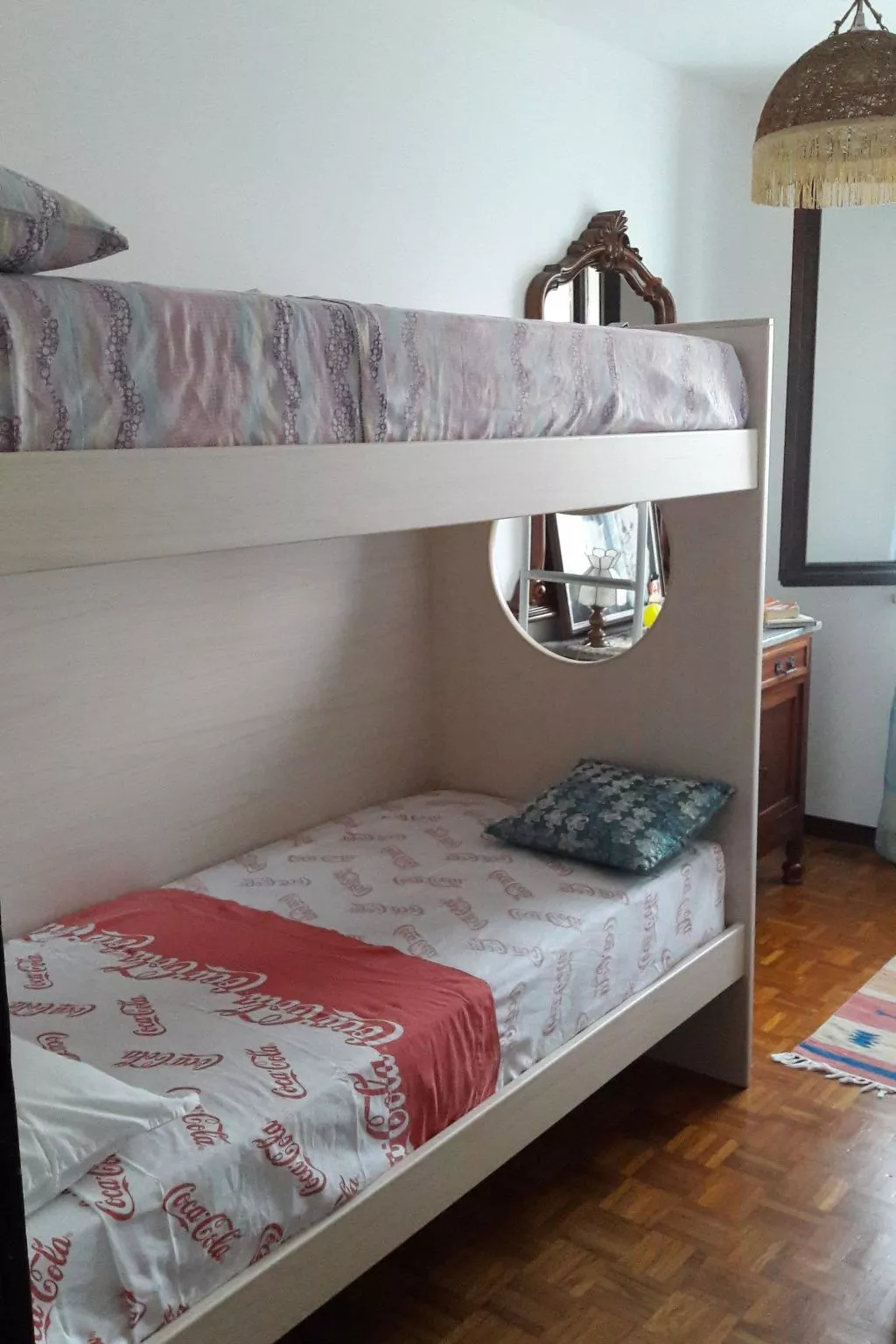 Auf einem ummauerten Grundstück-Dedans