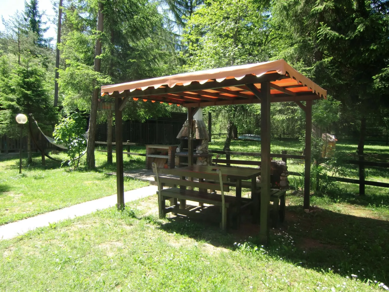 Erdgeschosswohnung mit möbliertem Garten-Outside