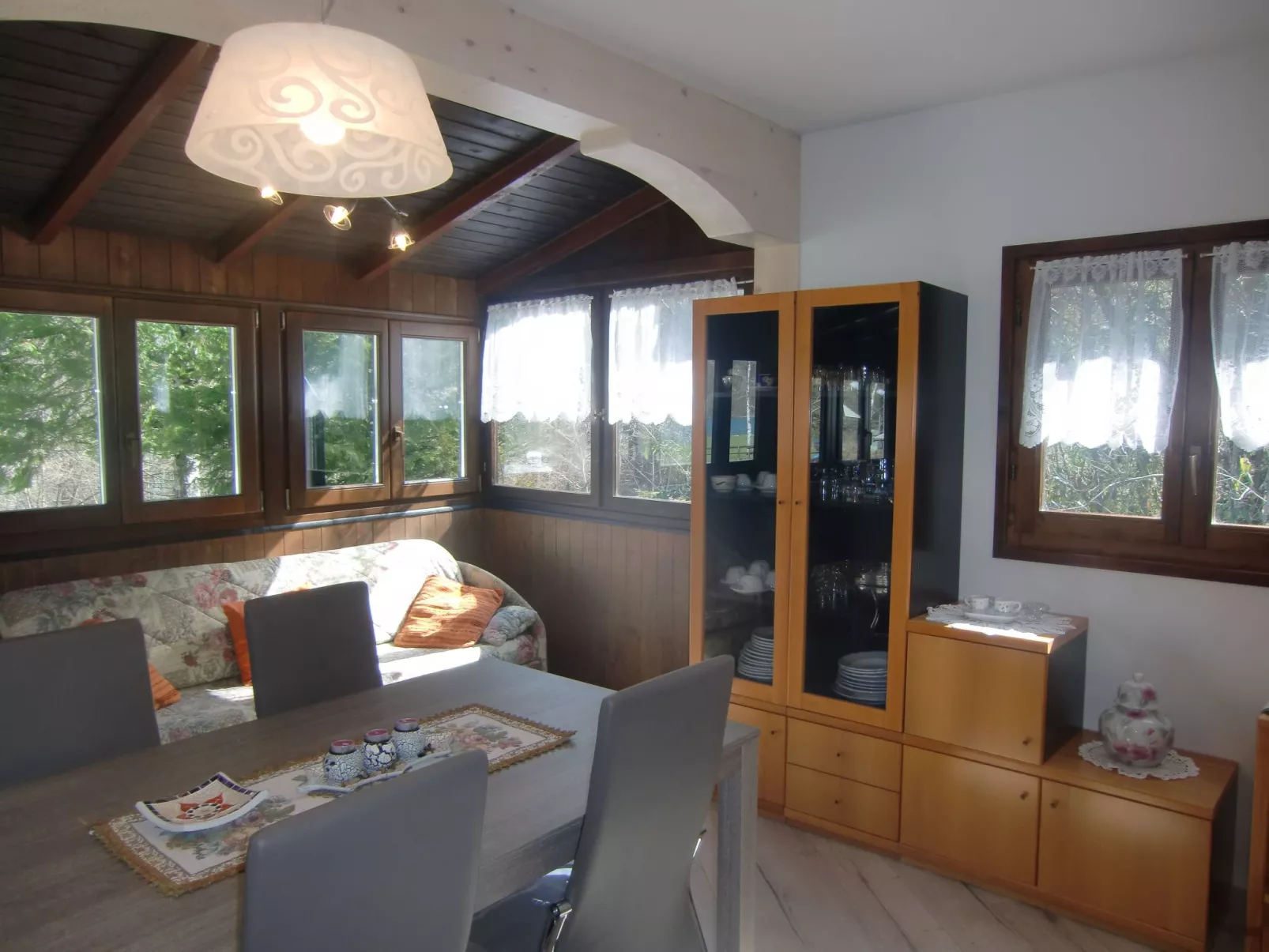 Freistehendes Haus mit Veranda mit Seeblick-Dedans