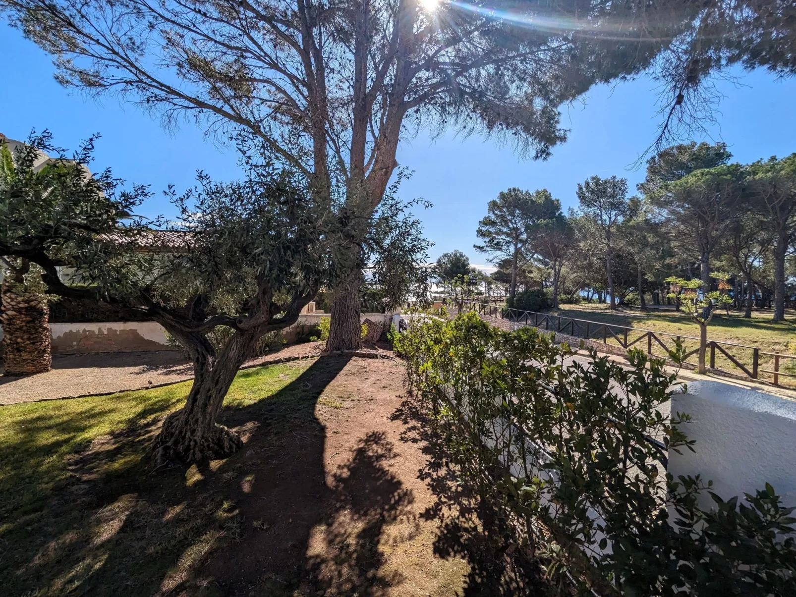 Villa mit einem Nebengebäude auf weitläufigem Garten in Strandnähe-Outside