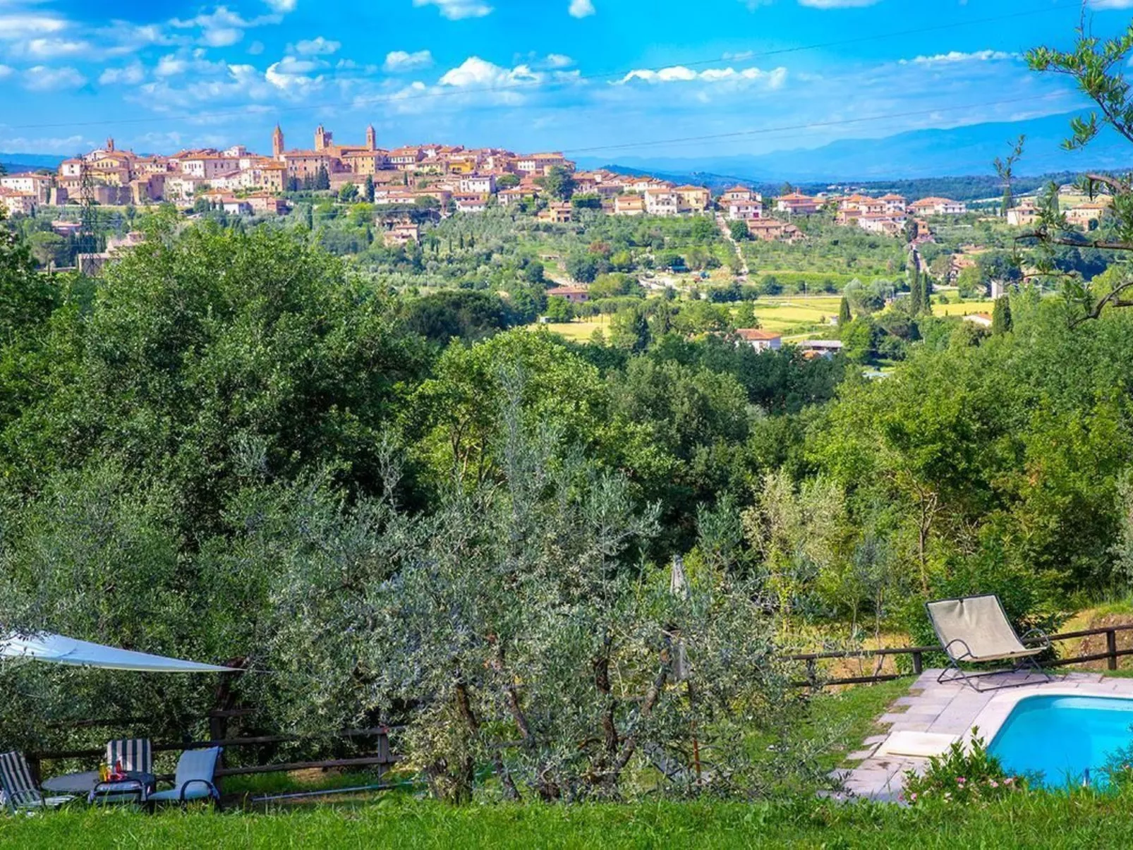 Wunderschöne Ferienwohnung in Monte San Savino mit gemeinschaftlichem Pool, Gar-Outside