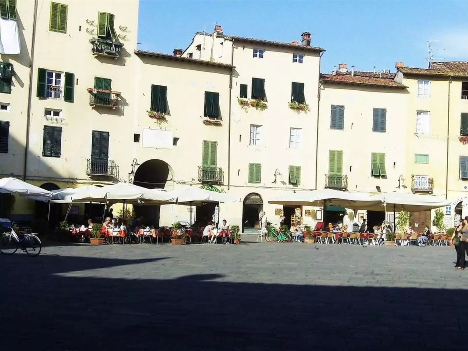 Mobilheim auf einem Campingplatz in der Nähe des Meeres und Pisa-Draußen