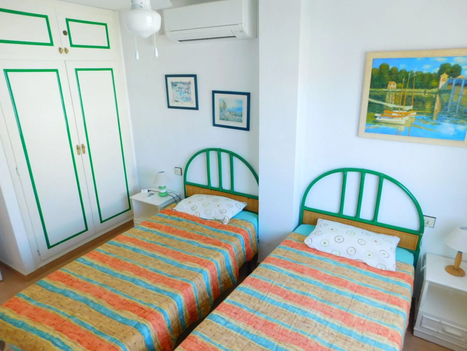 Mit großer Terrasse und Parkplatz in Salatar, Roses-Inside