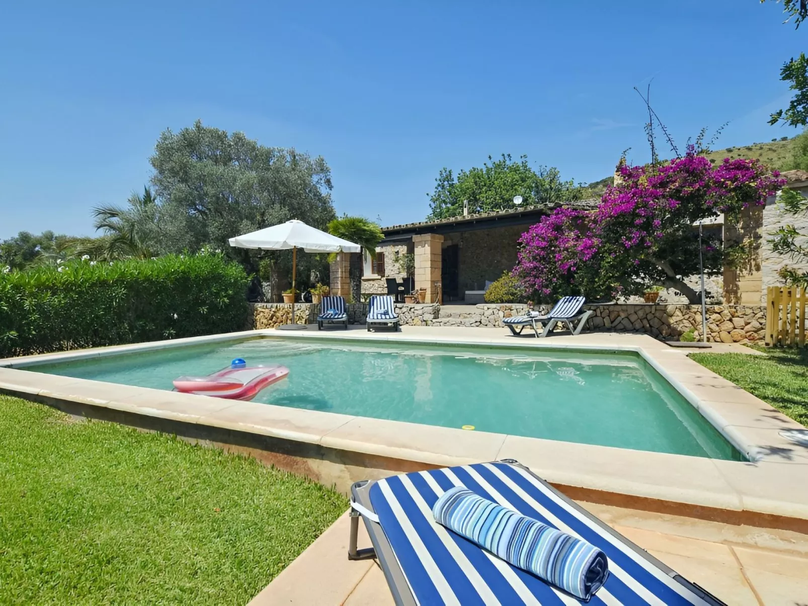 Finca mit Bergblick, Schwimmbad und Klimaanlage.-Draußen