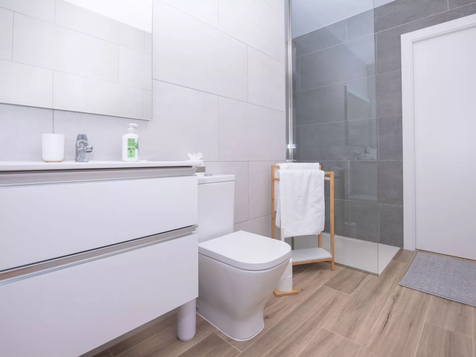 Modernes und helles Ferienhaus direkt am Meer, mit zwei großen Terrassen, Garte-Drinnen