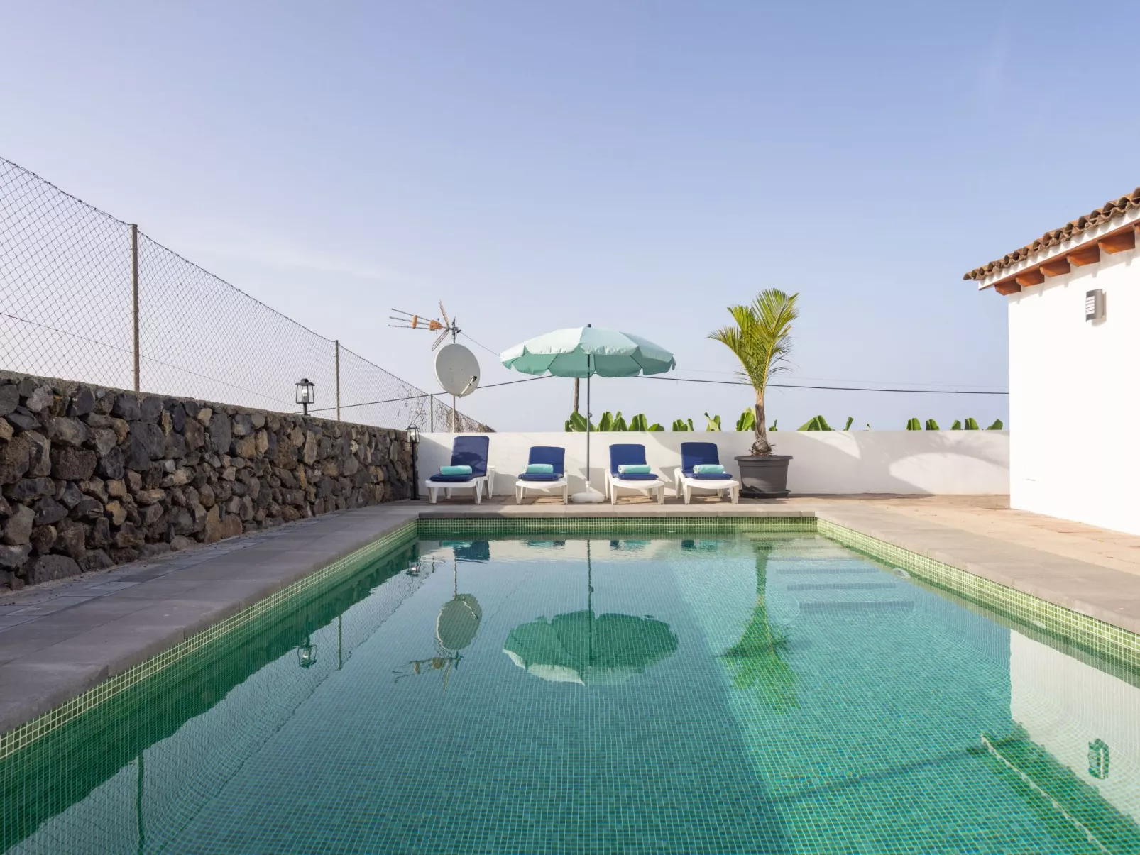 Cruz de los Martillos-Outside