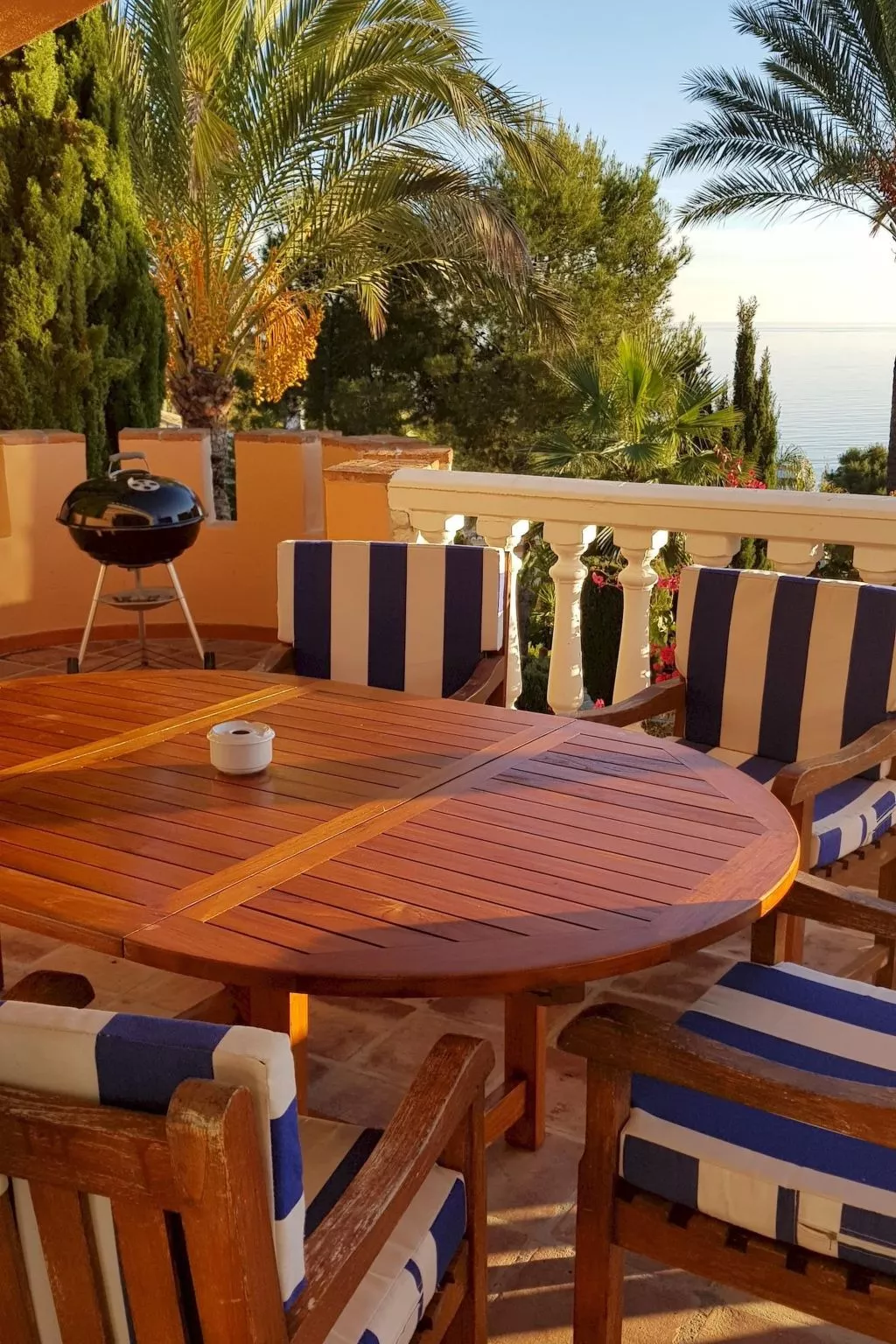 Mit Blick auf das Wasser-Outside