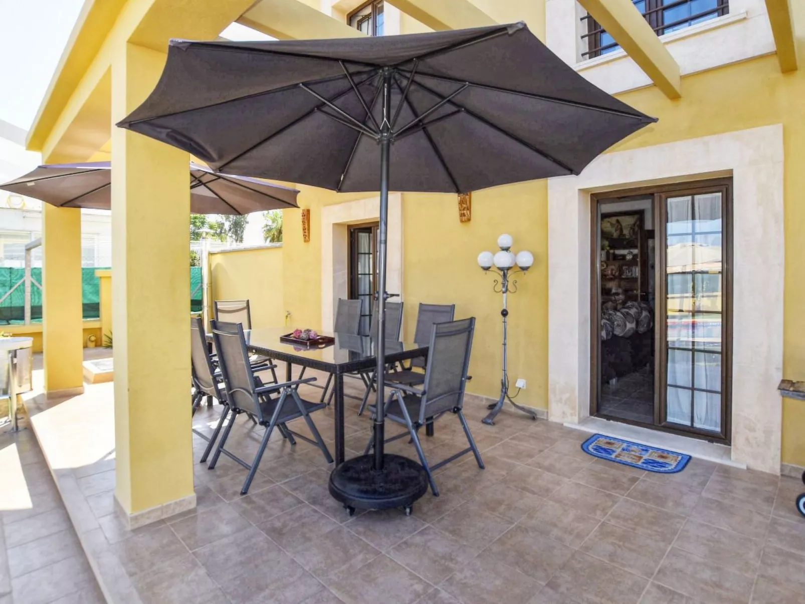 Schöne Villa mit Pool in der Nähe des Strandes-Draußen