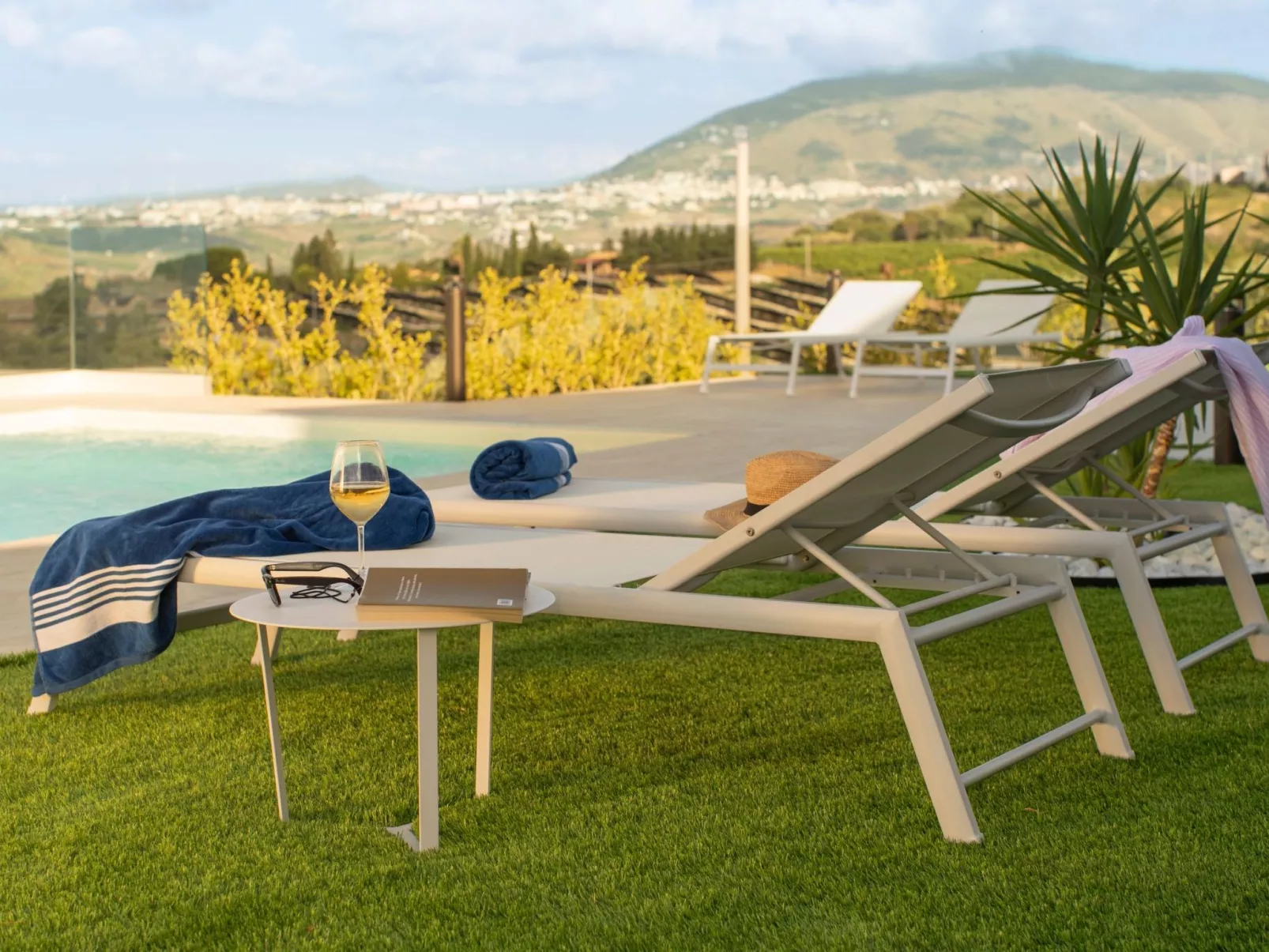 Villa mit Panoramablick auf das Meer, umgeben von der Natur-Dehors