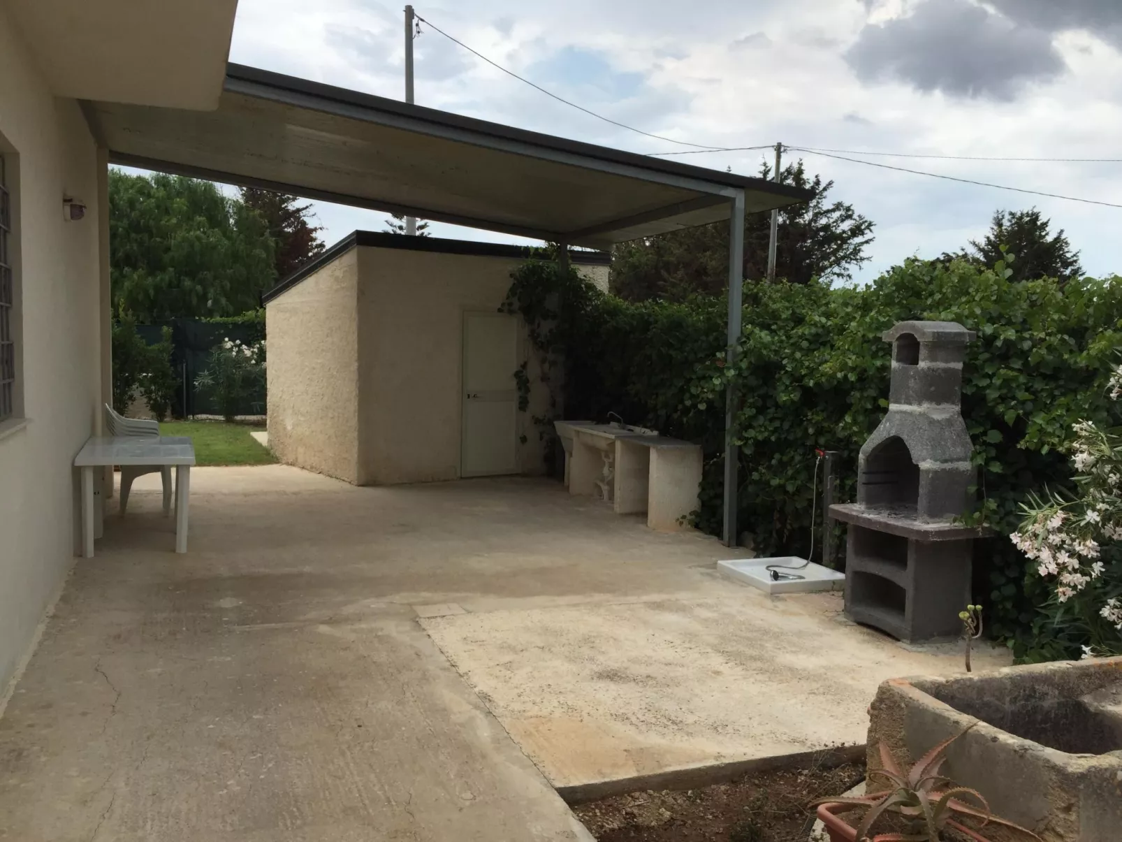 Ebenerdig auch für Rollstuhlfahrer geeignet mit Terrasse und Parkplatz-Draußen