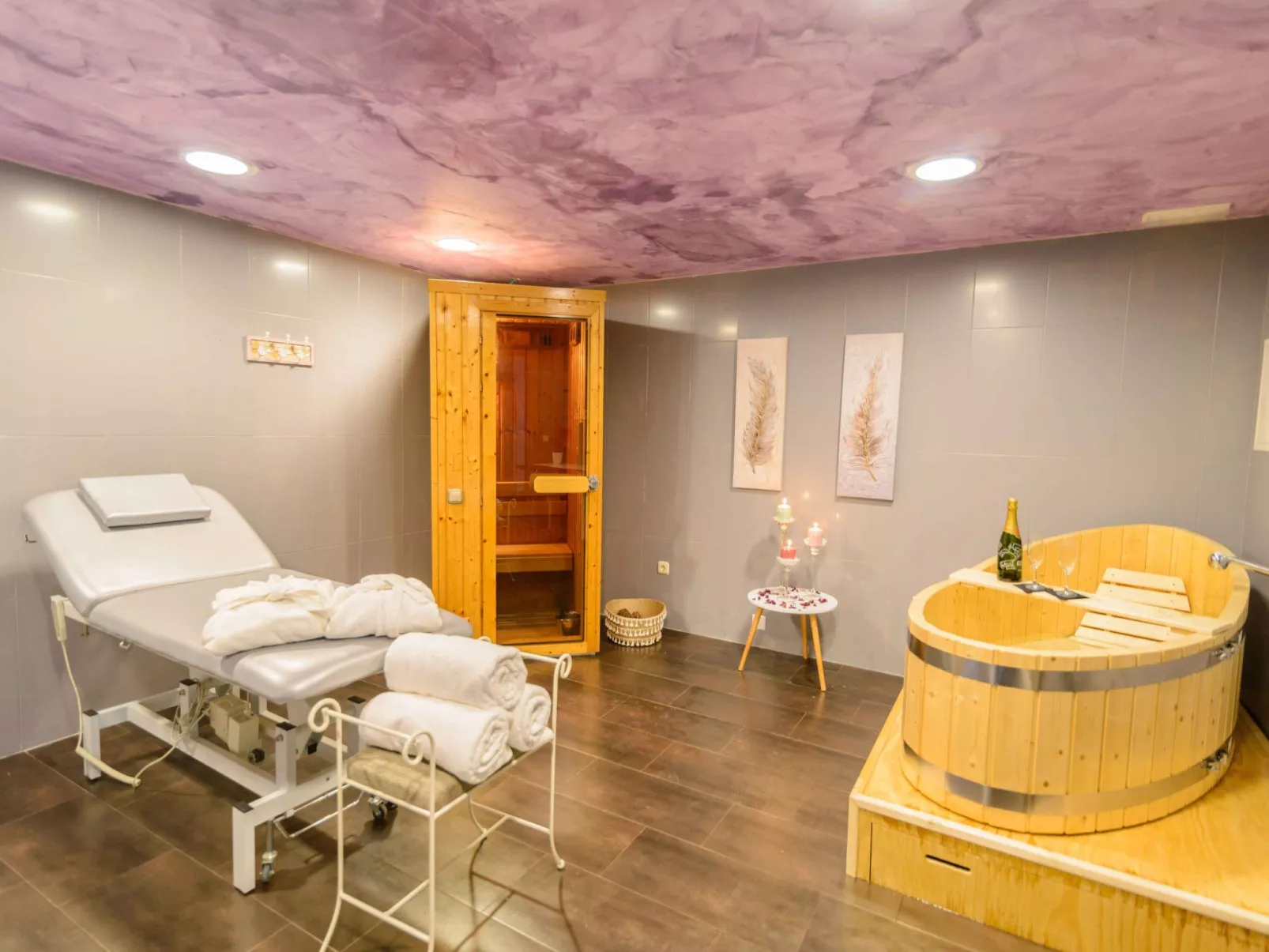 Spa-Spielzimmer mit Außen-Whirlpool und Schwimmbad-Inside