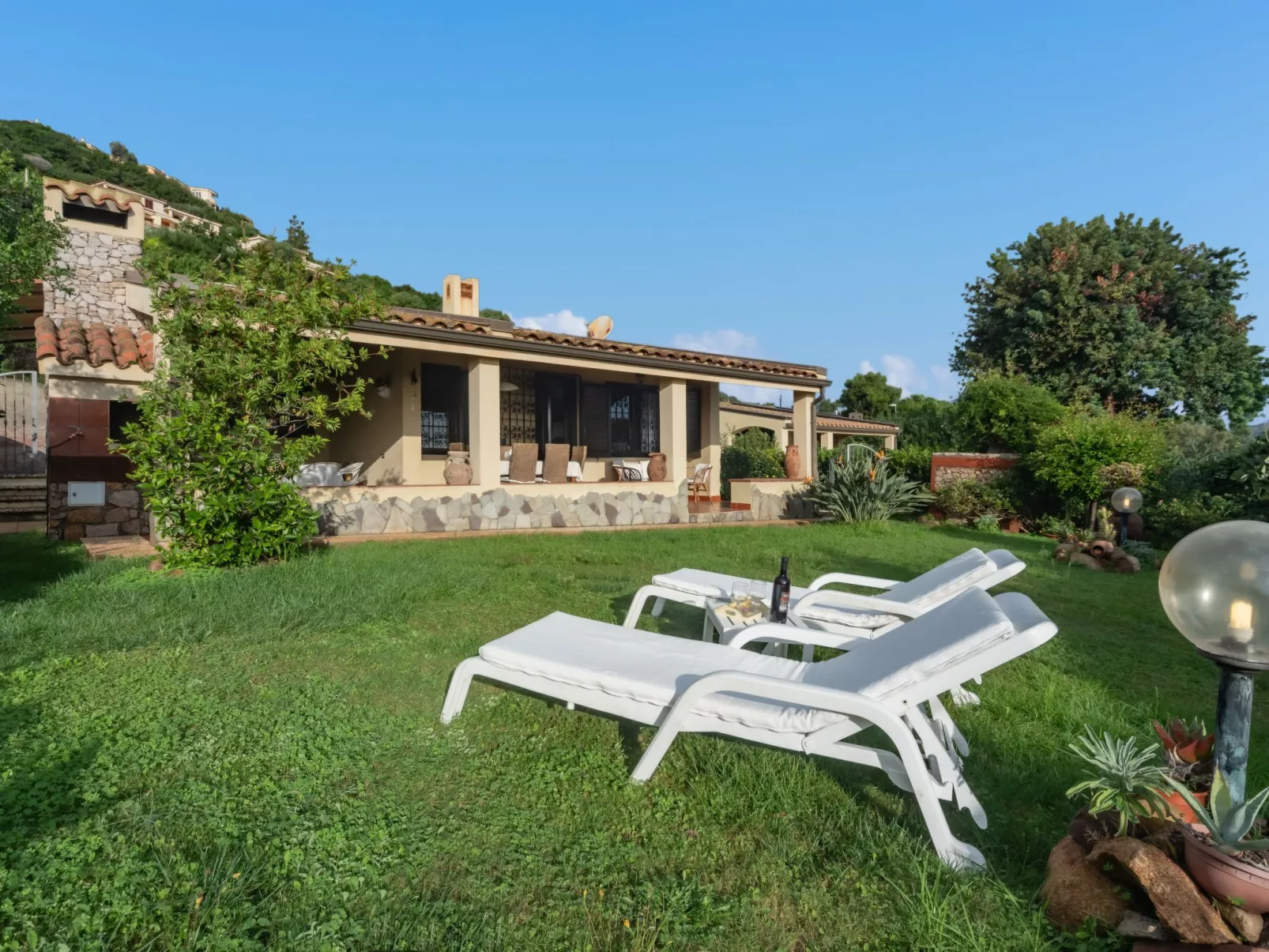 Herrliche freistehende Villa mit Meerblick und nur wenige Gehminuten vom Strand-Draußen