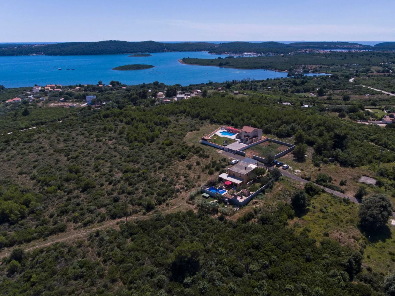 Nettes Ferienhaus in Pomer mit Privatem Pool-Dehors