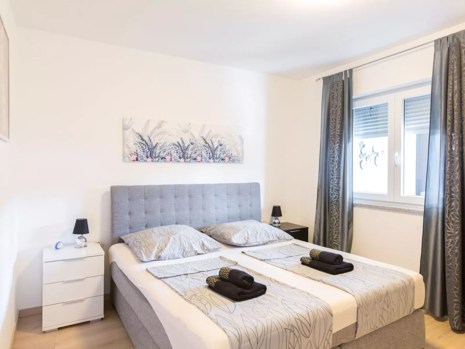 Modernes Apartment As Veliki mit Terrasse-Drinnen