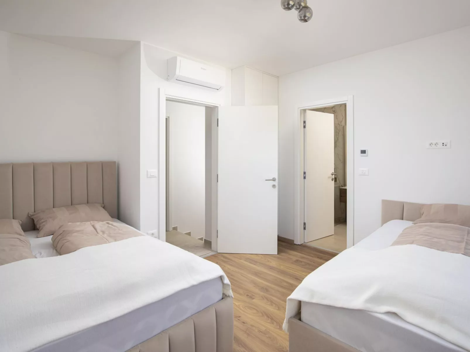 Villa Oasis mit beheiztem Pool, 700 m vom Meer entfernt-Drinnen