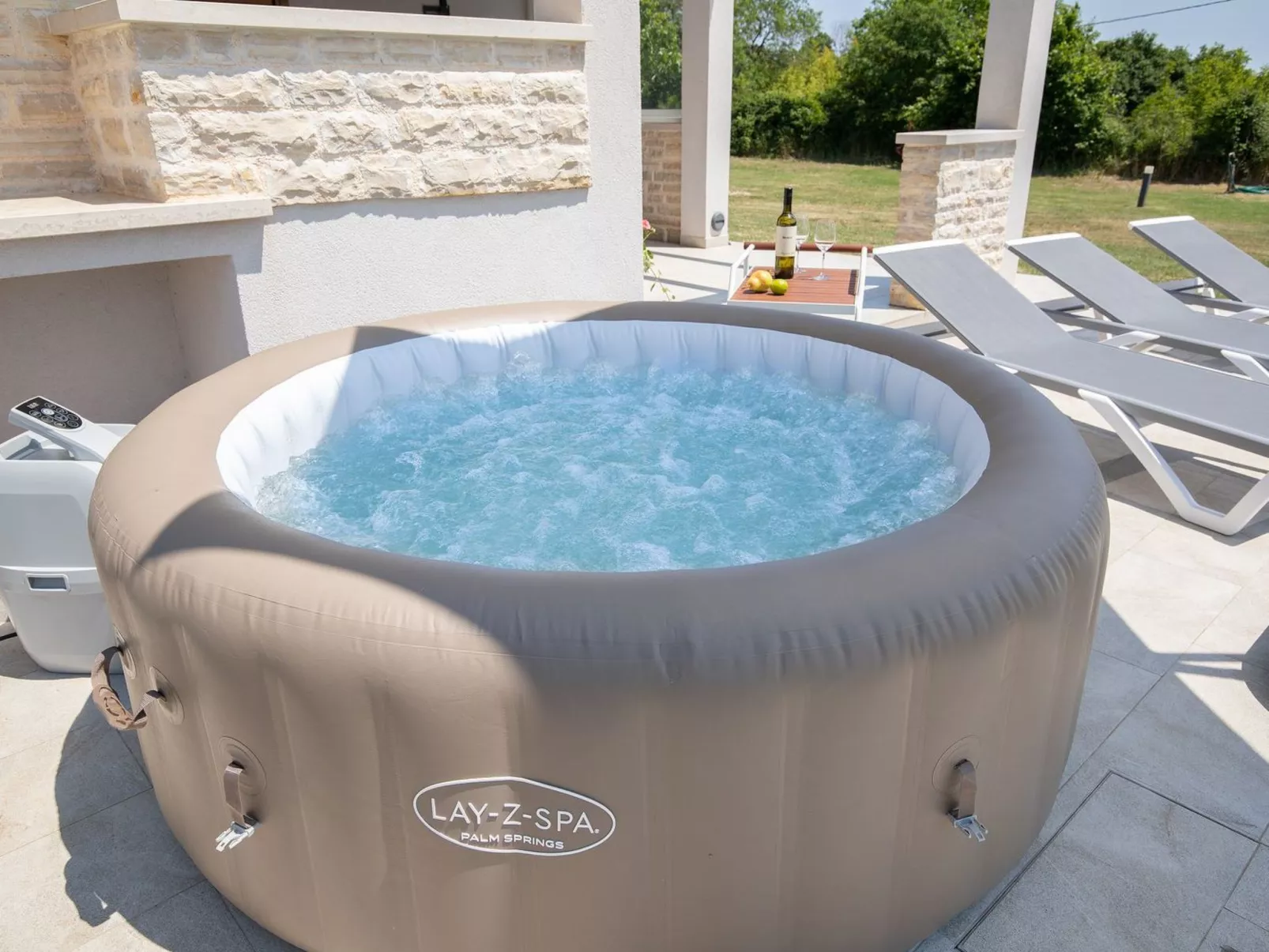 In Pomer mit Parkplatz-Draußen