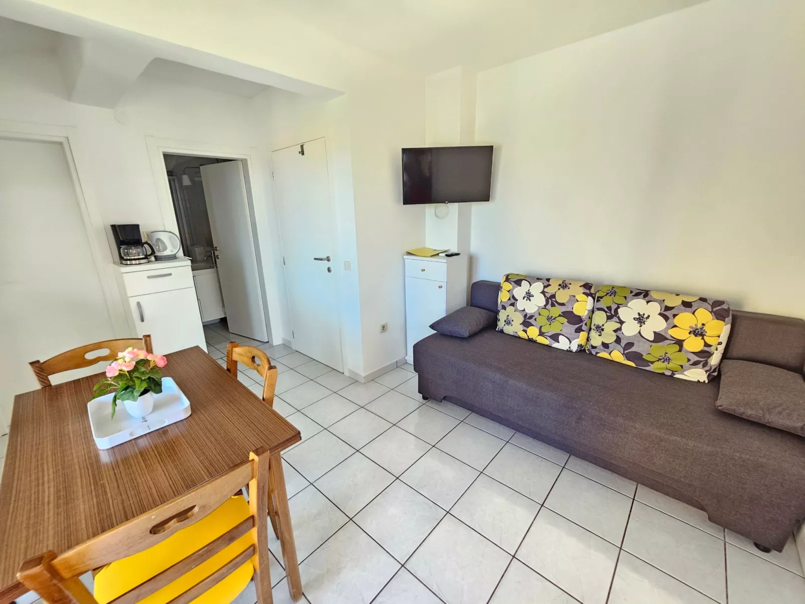 Wohnung mit Balkon, AC, Privatparkplatz-Drinnen