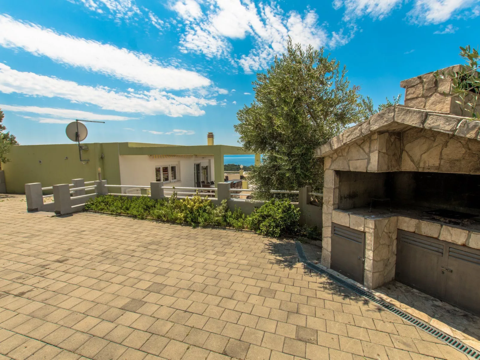 Ozzi mit privatem Pool-Outside