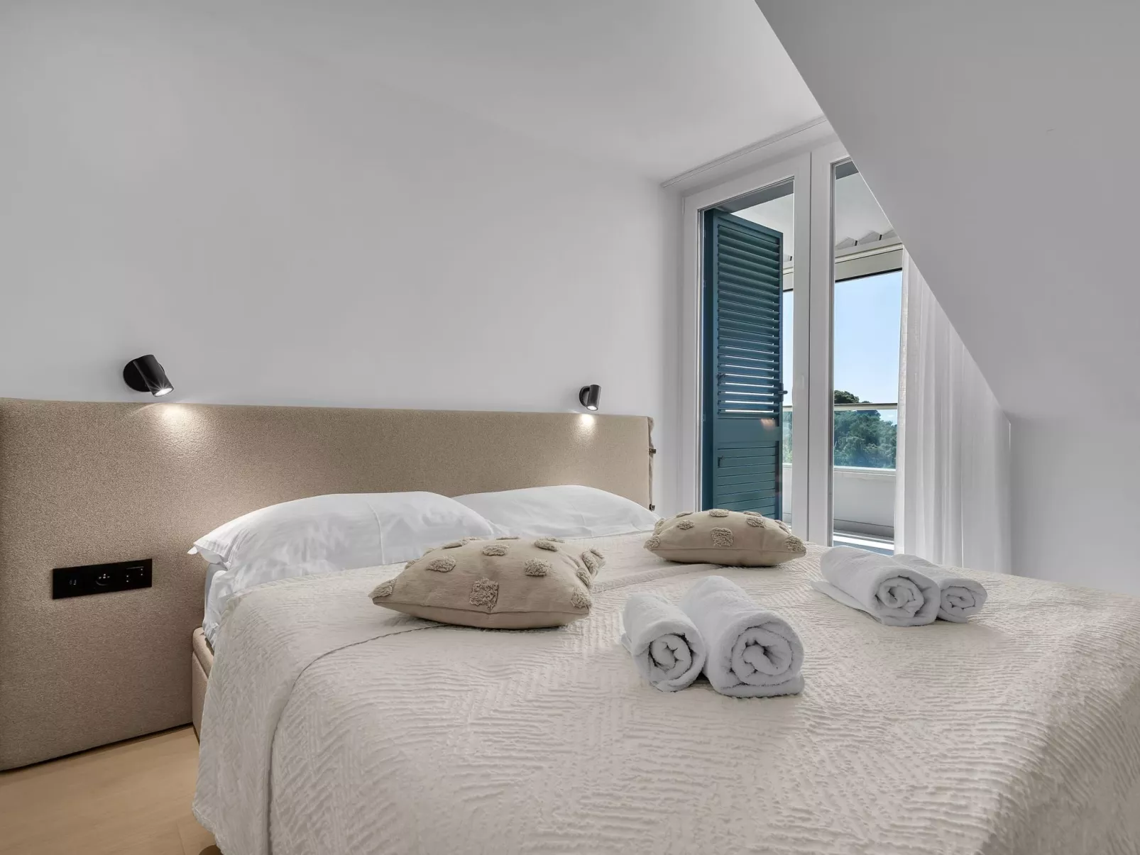 Penthouse Nikolina-50m to beach-Dedans