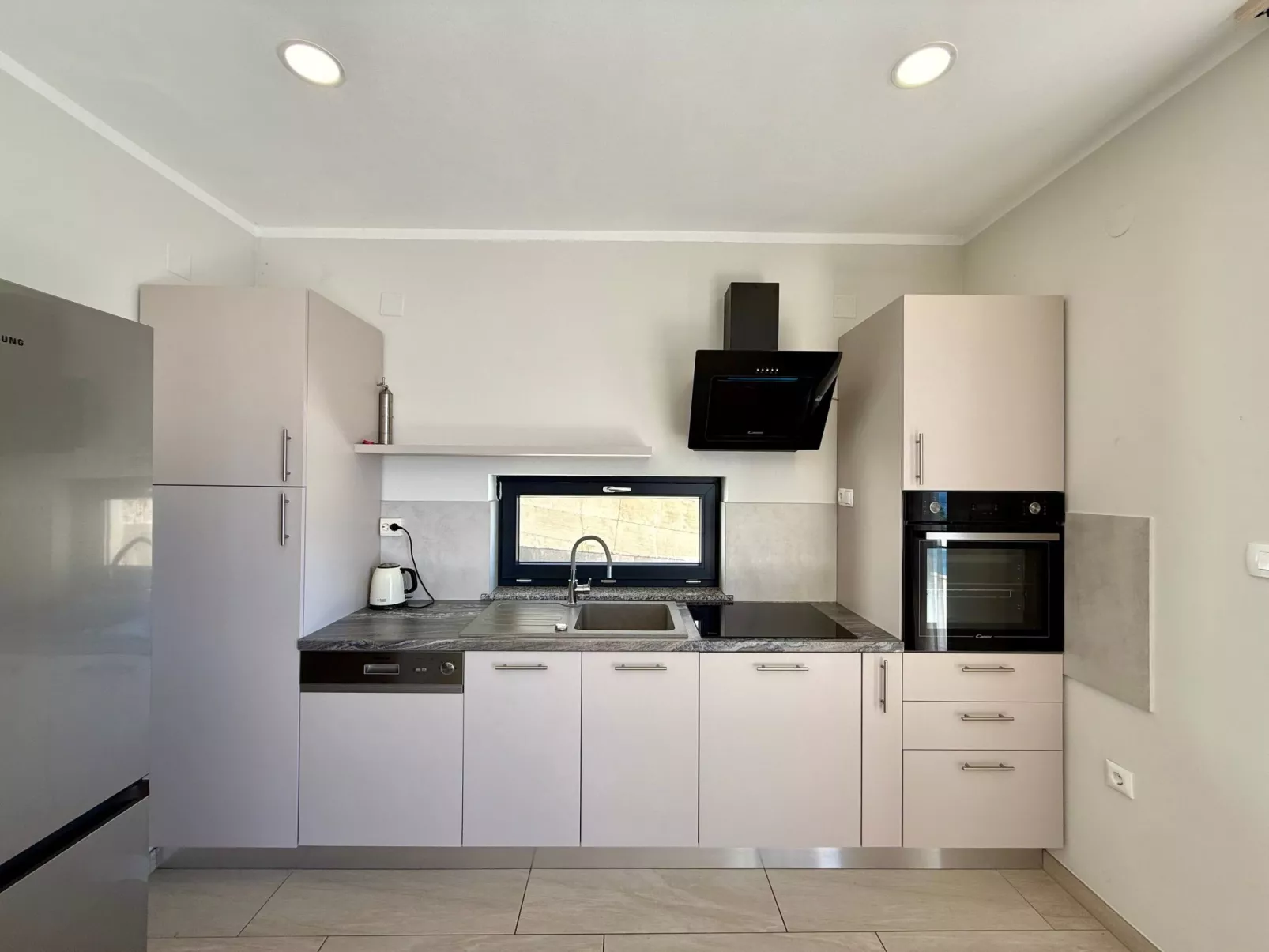 Schöne moderne Villa v-Dedans