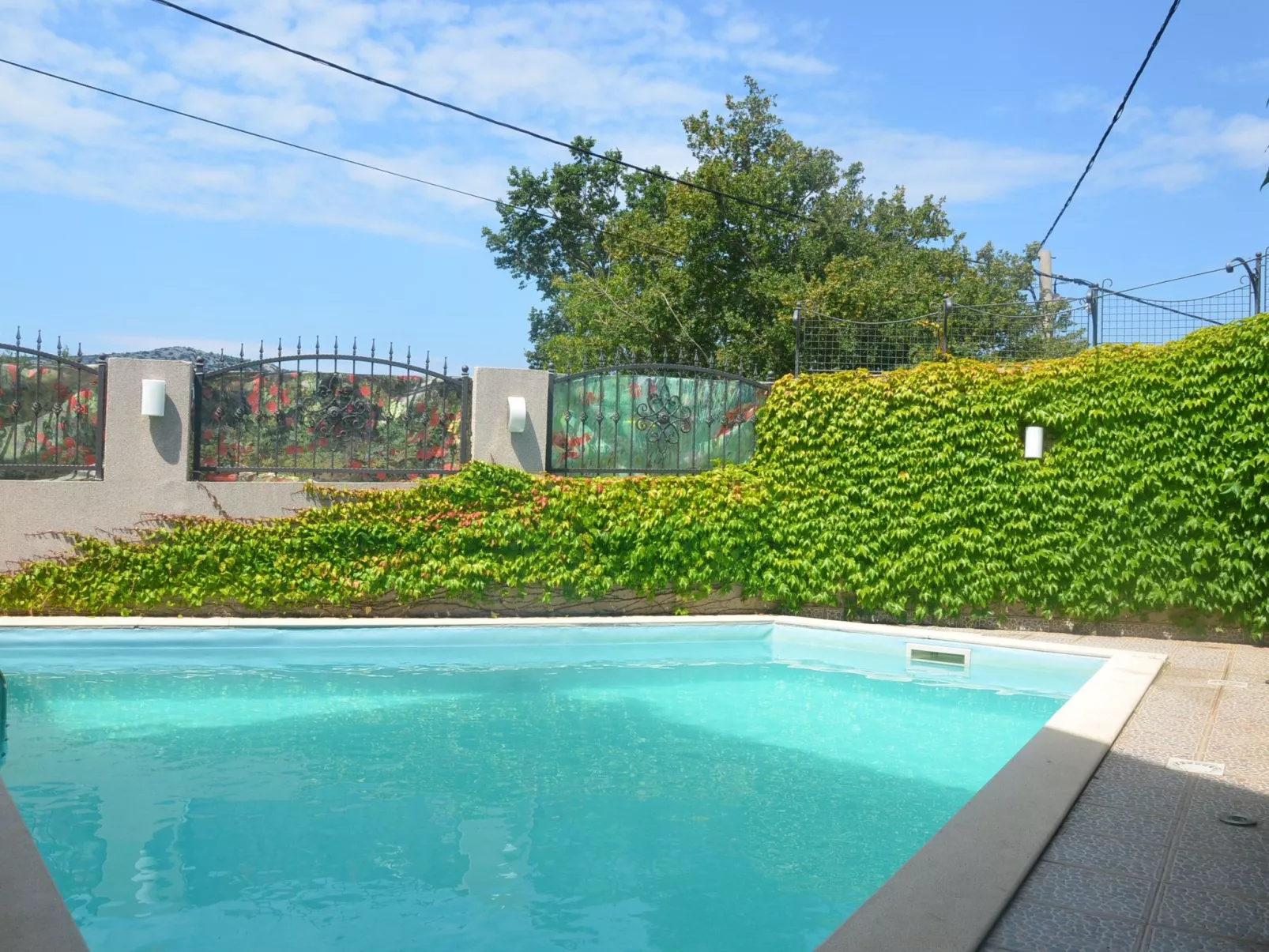 Großes Ferienhaus mit eigenem Pool und Terrasse-Outside