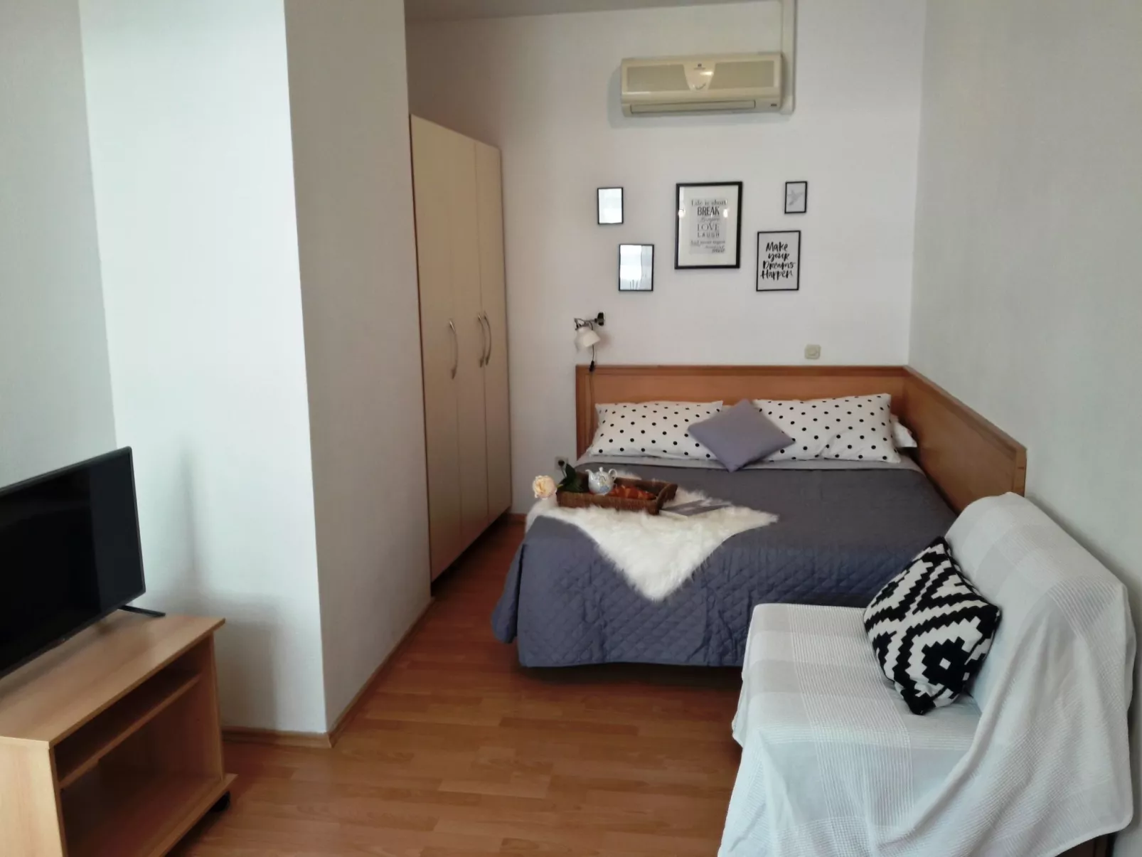 Gemütliches Studio-Apartment mit Blick auf das Biokovo-Gebirge-Drinnen