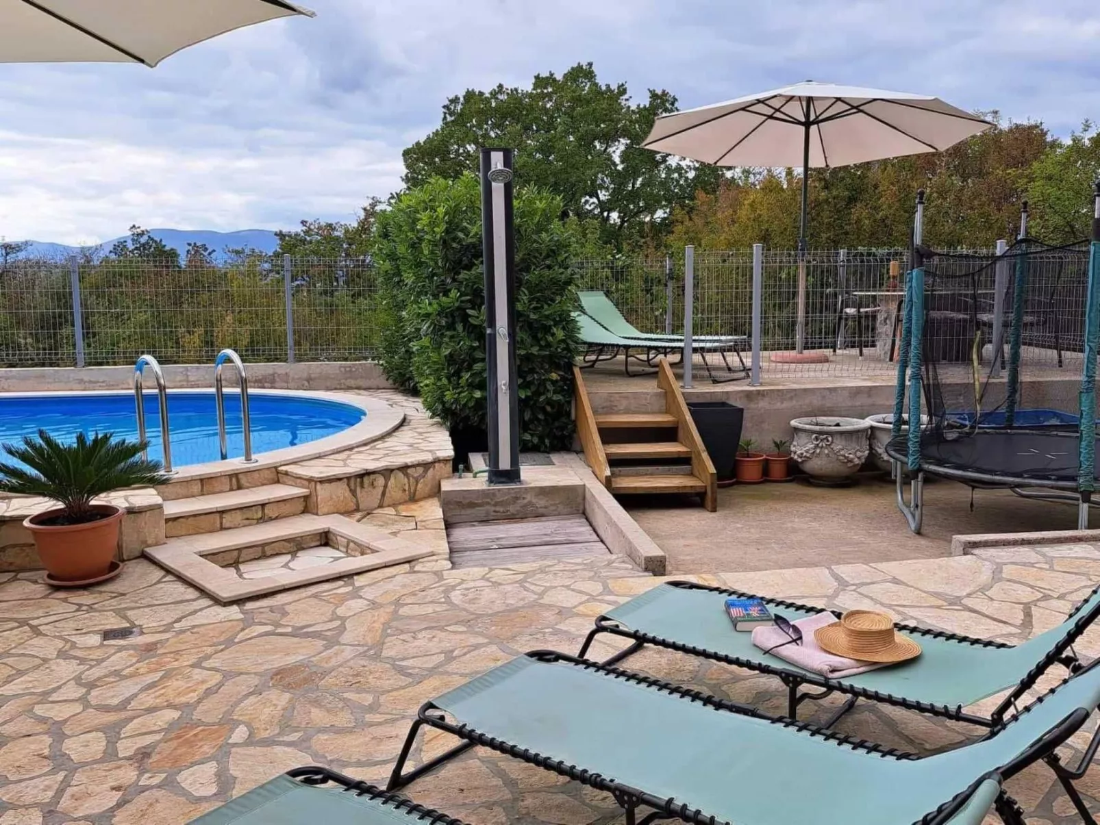 "Nette App in der Nähe des Pools"-Image-tags.info