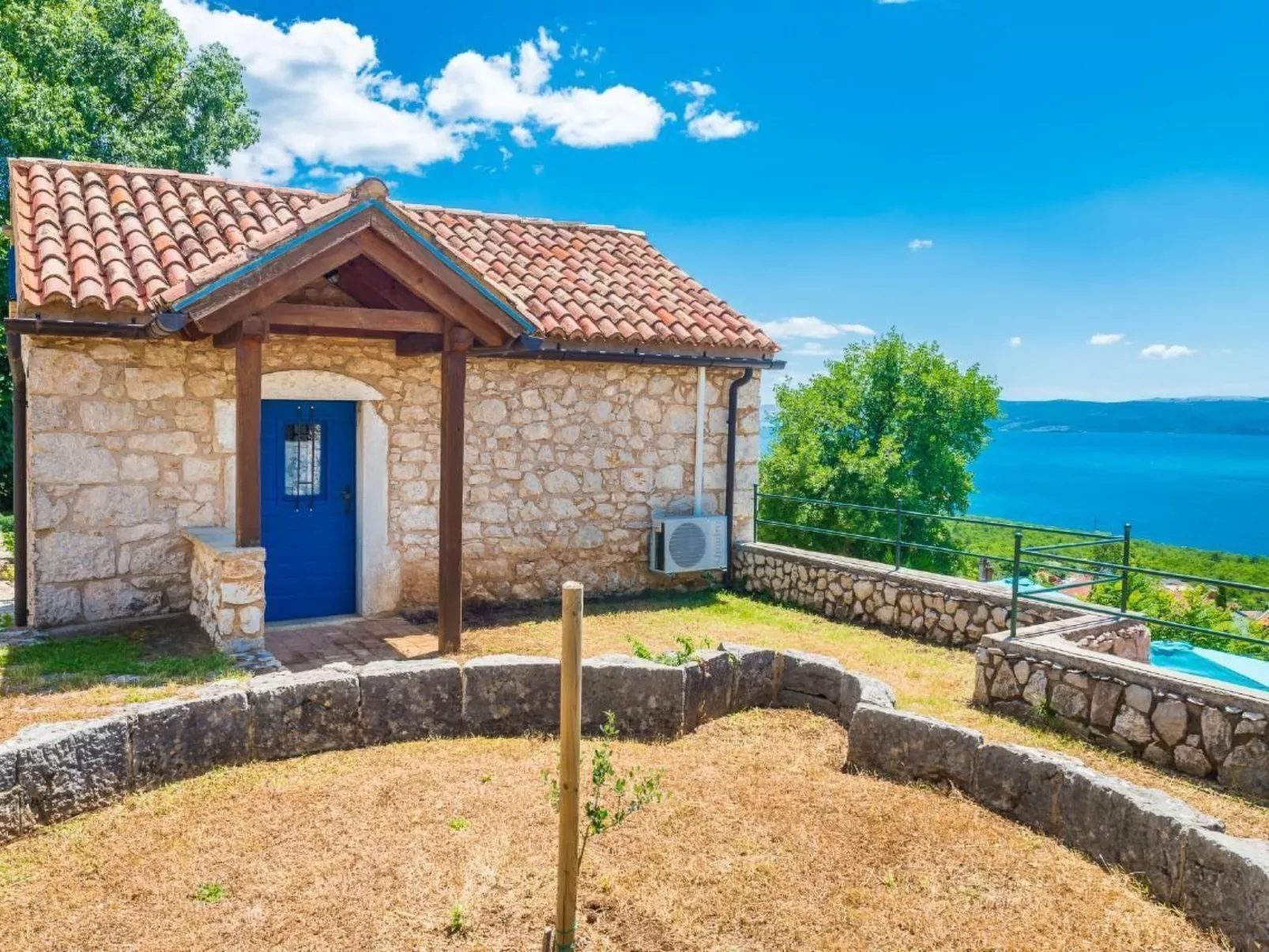 "Villa Ivanka" mit Blick auf das Wasser-Dehors