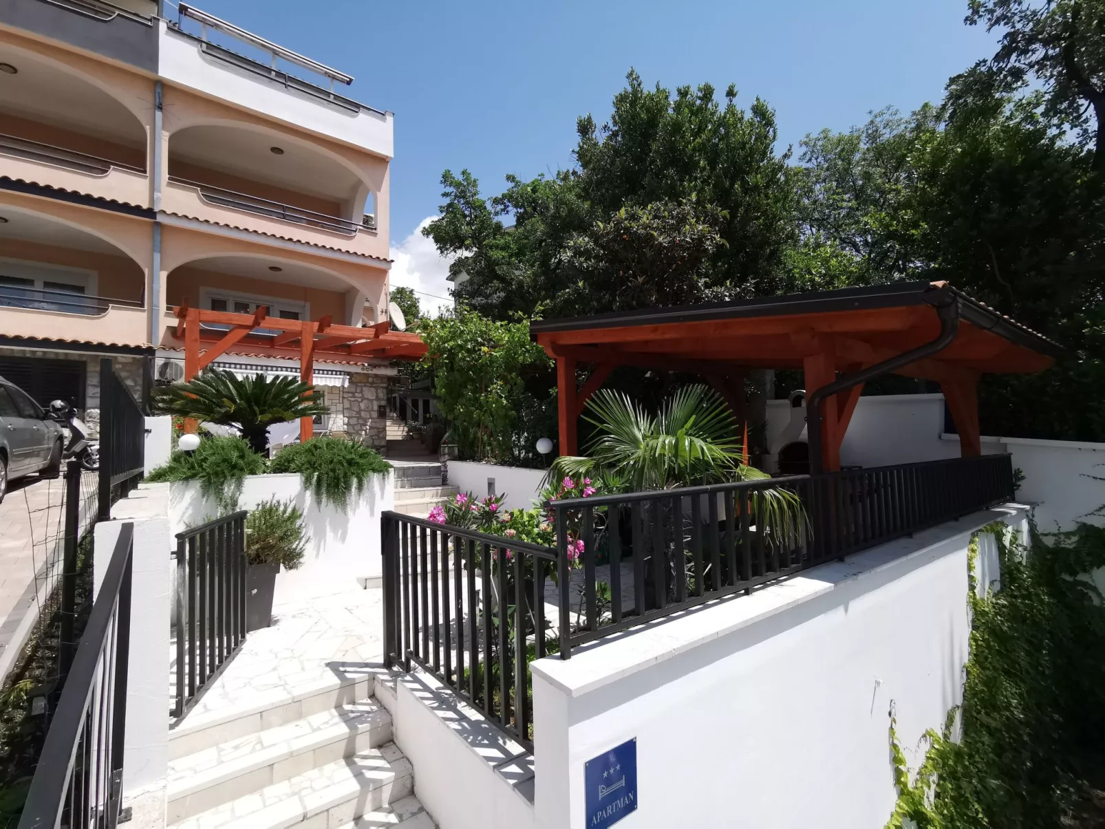 "Bruno" mit Blick auf das Wasser - Outside