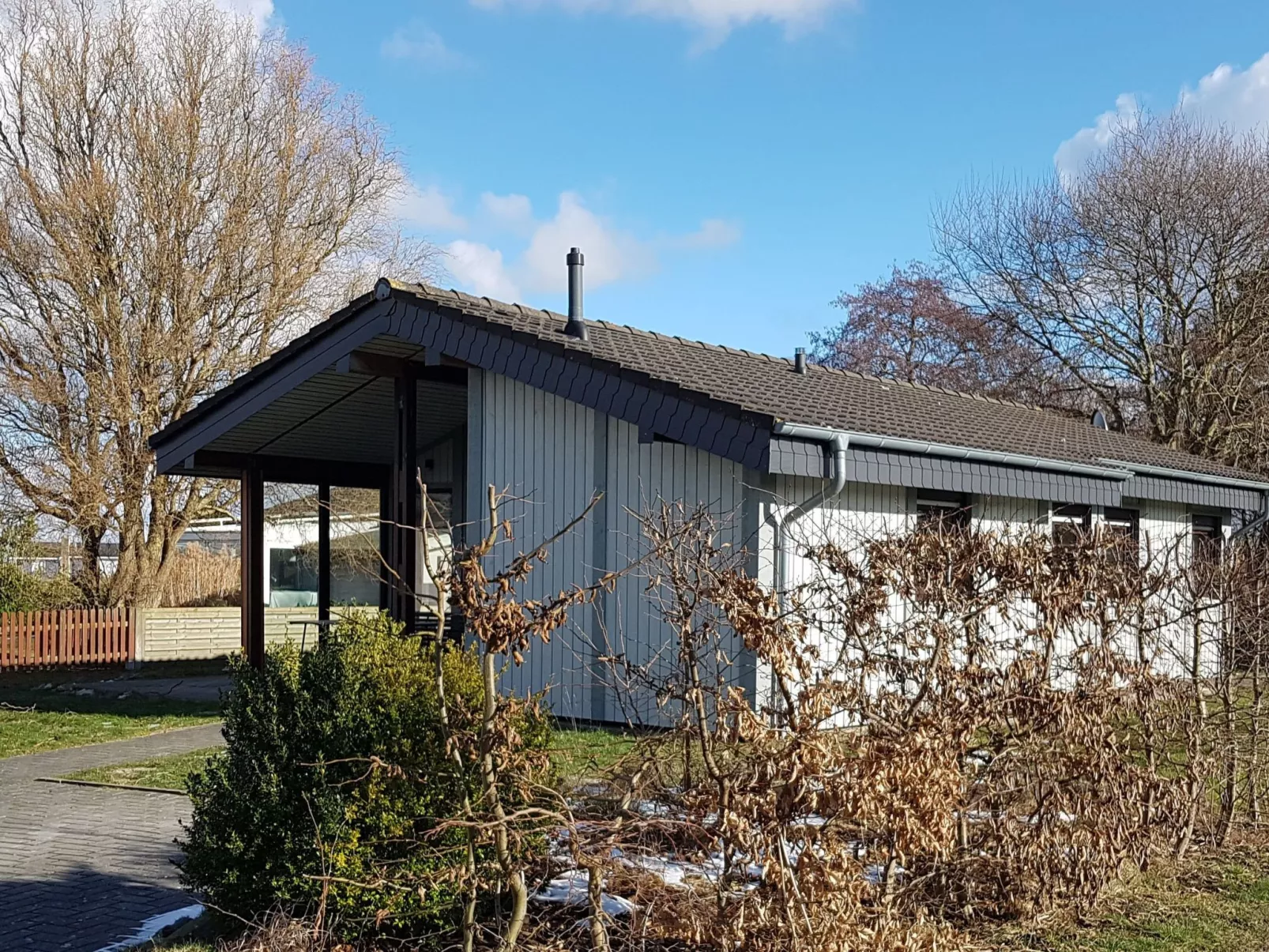 Freistehendes Ferienhaus in 2.Reihe am See-Outside