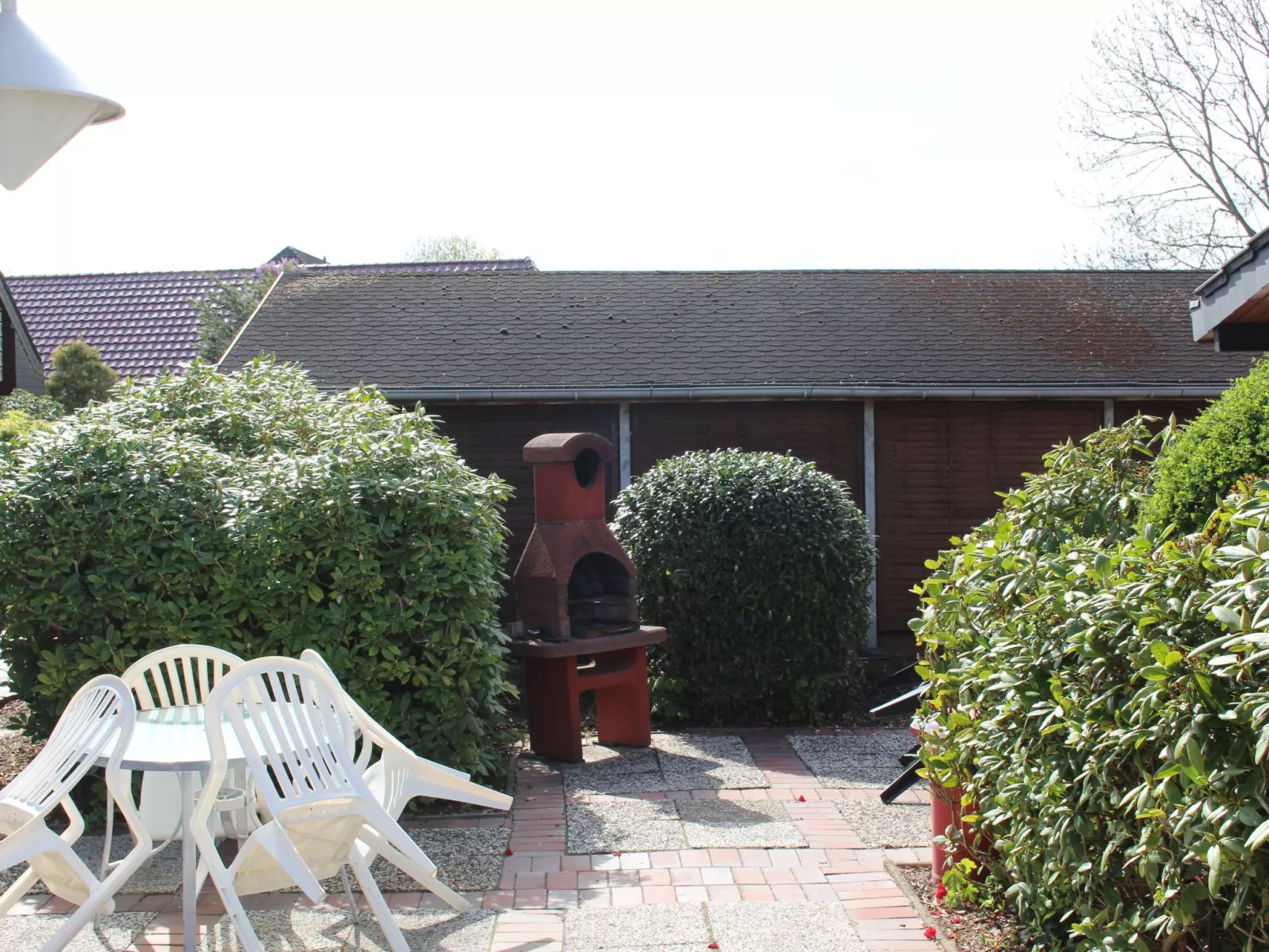 Geräumige Ferienwohnung in Burhave mit Grill, Garten und Pool-Draußen