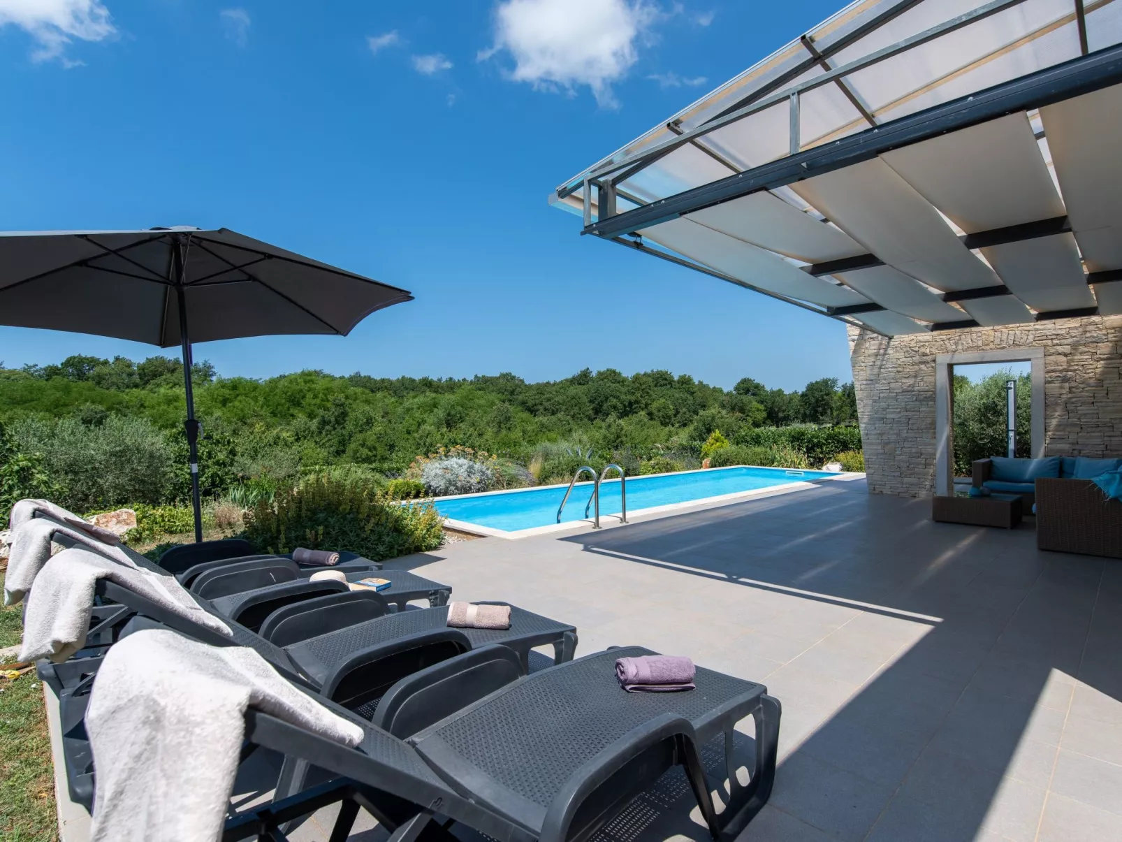 Wunderschönes Ferienhaus in Bužinija mit Pool-Draußen