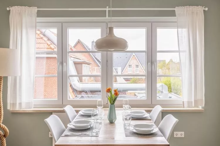Surfbreak-Dining room