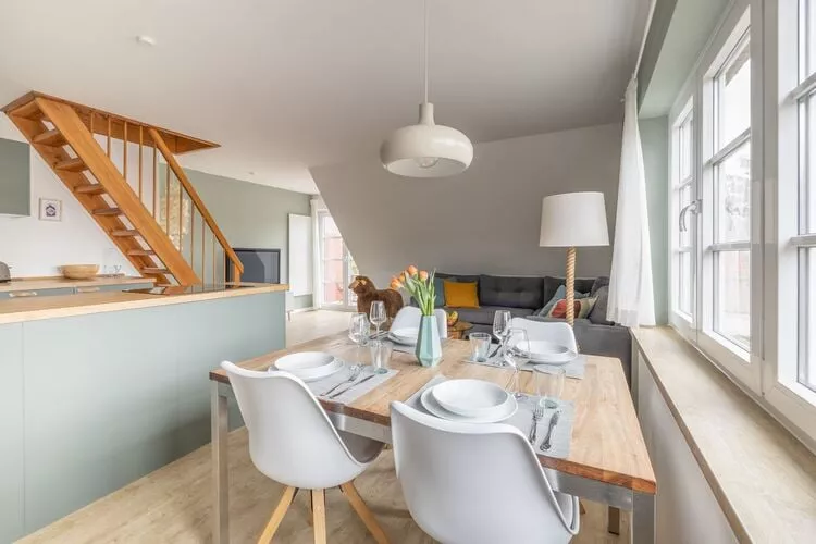 Surfbreak-Dining room
