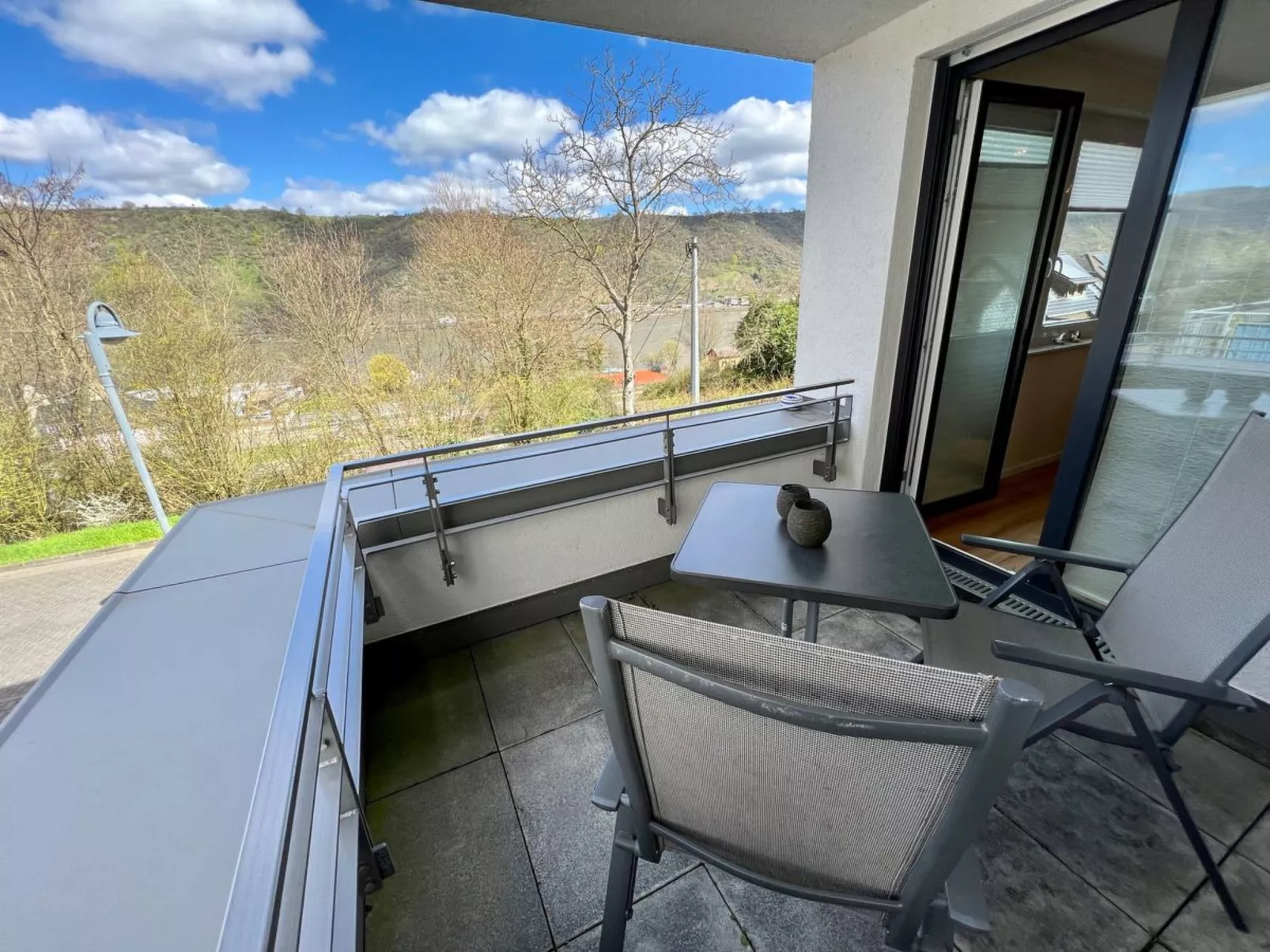 Moderne Wohnung mit Parkplatz und Rheinblick-Draußen