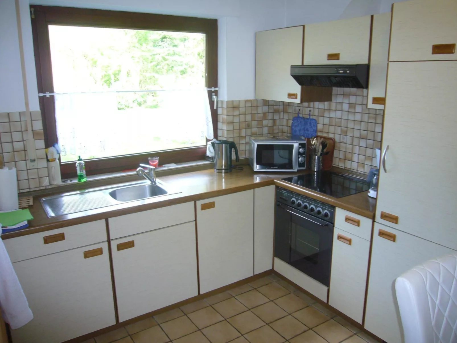 Zentrale Ferienwohnung mit Terrasse - Drinnen