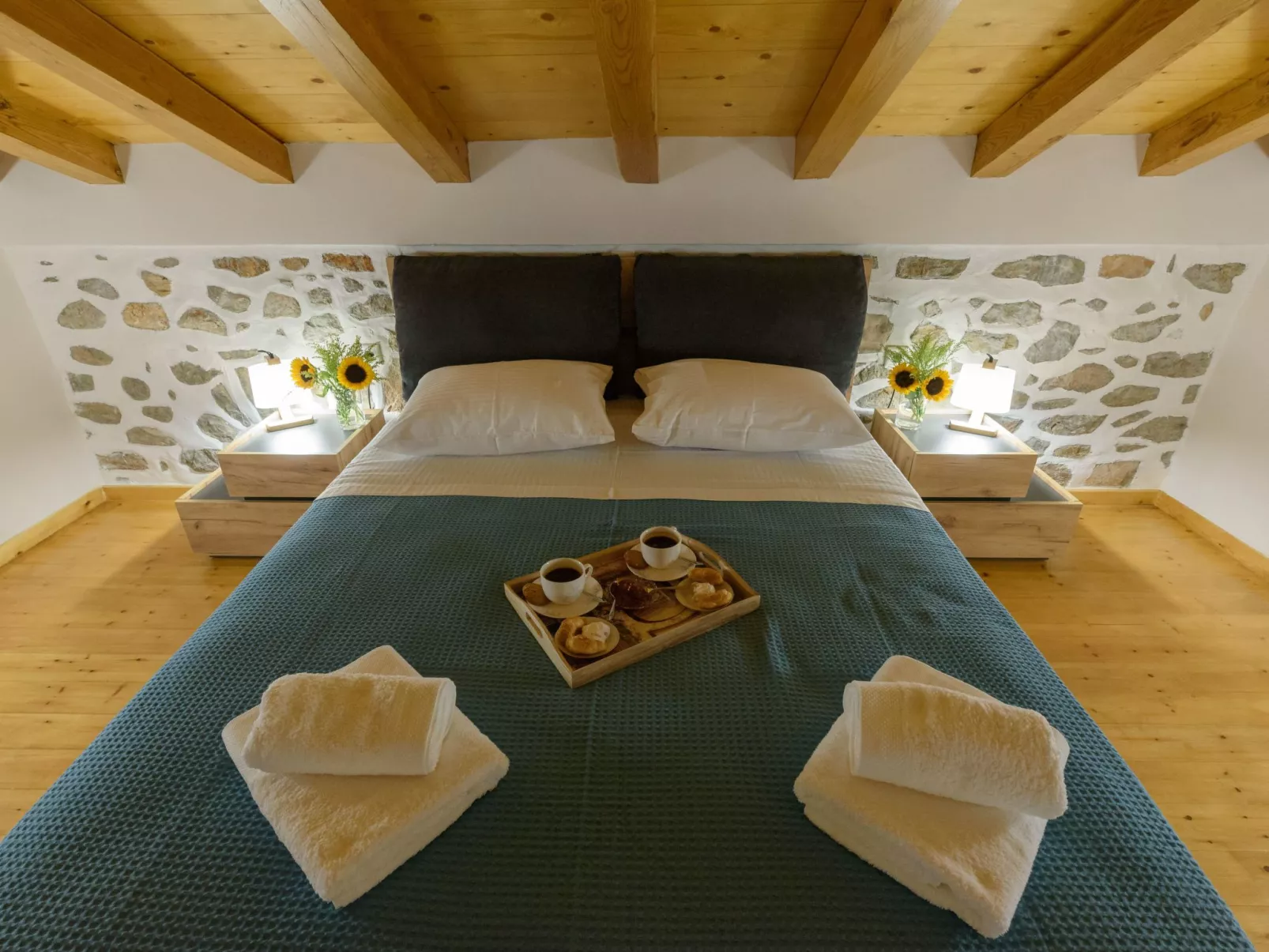 Mit Blick auf das Wasser-Inside