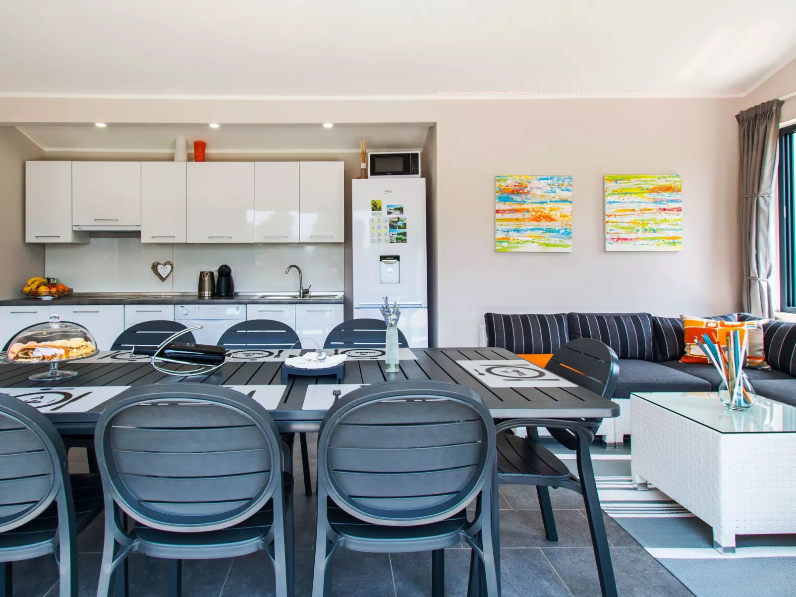 Schöne Villa mit Garten und Biodesign-Pool-Dedans