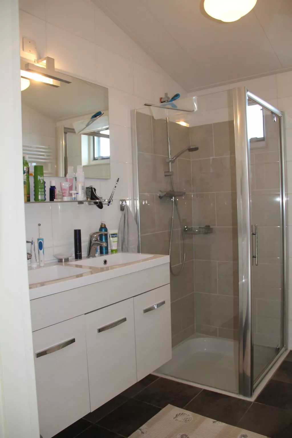 Boot "De Frijheit" mit Blick auf das Wasser-Dedans