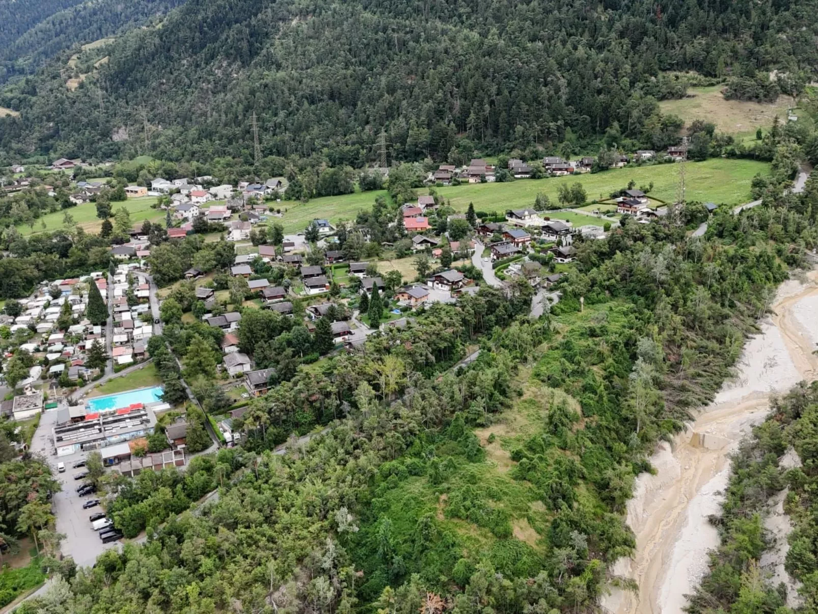 Chalet Haus (bei Einfahrt grosser Nussbaum )-Dehors